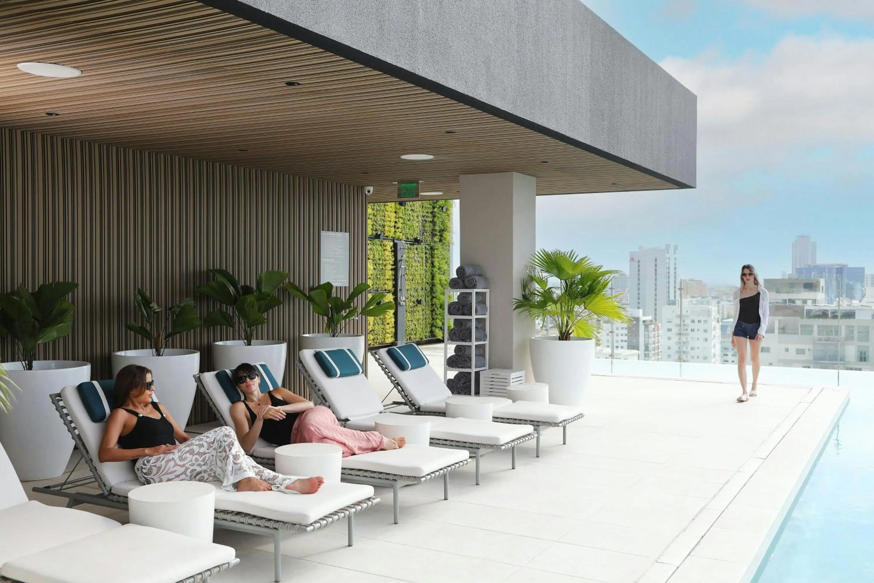 Swimming pool in Courtyard by Marriott Santo Domingo Piantini