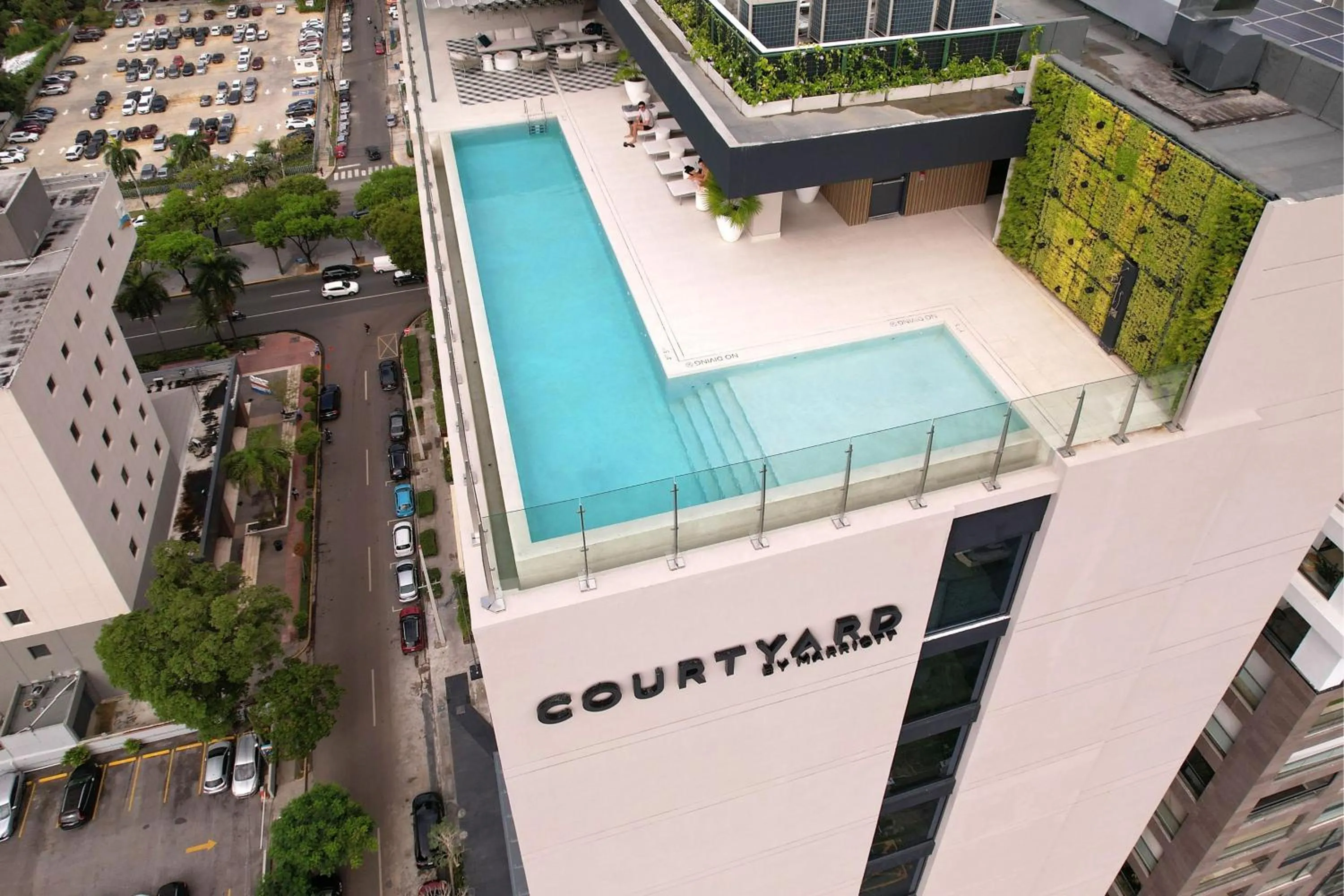 Swimming pool in Courtyard by Marriott Santo Domingo Piantini