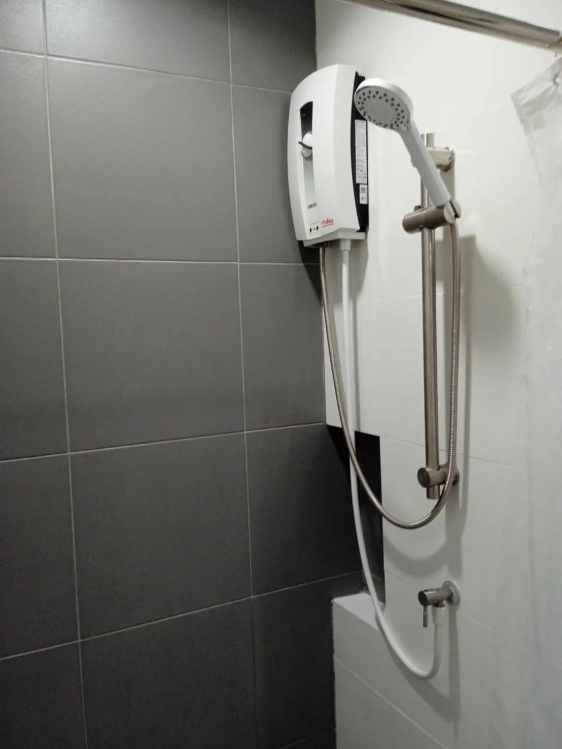 Shower in D Night Suite Hotel