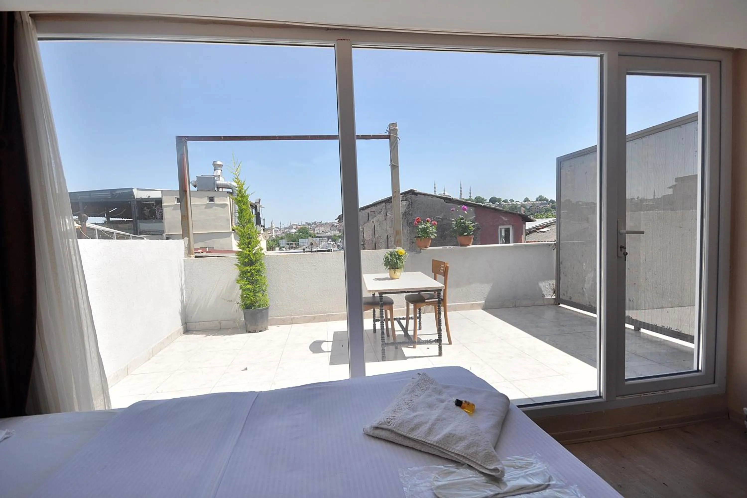 Balcony/Terrace, Bed in Hotel Baykal
