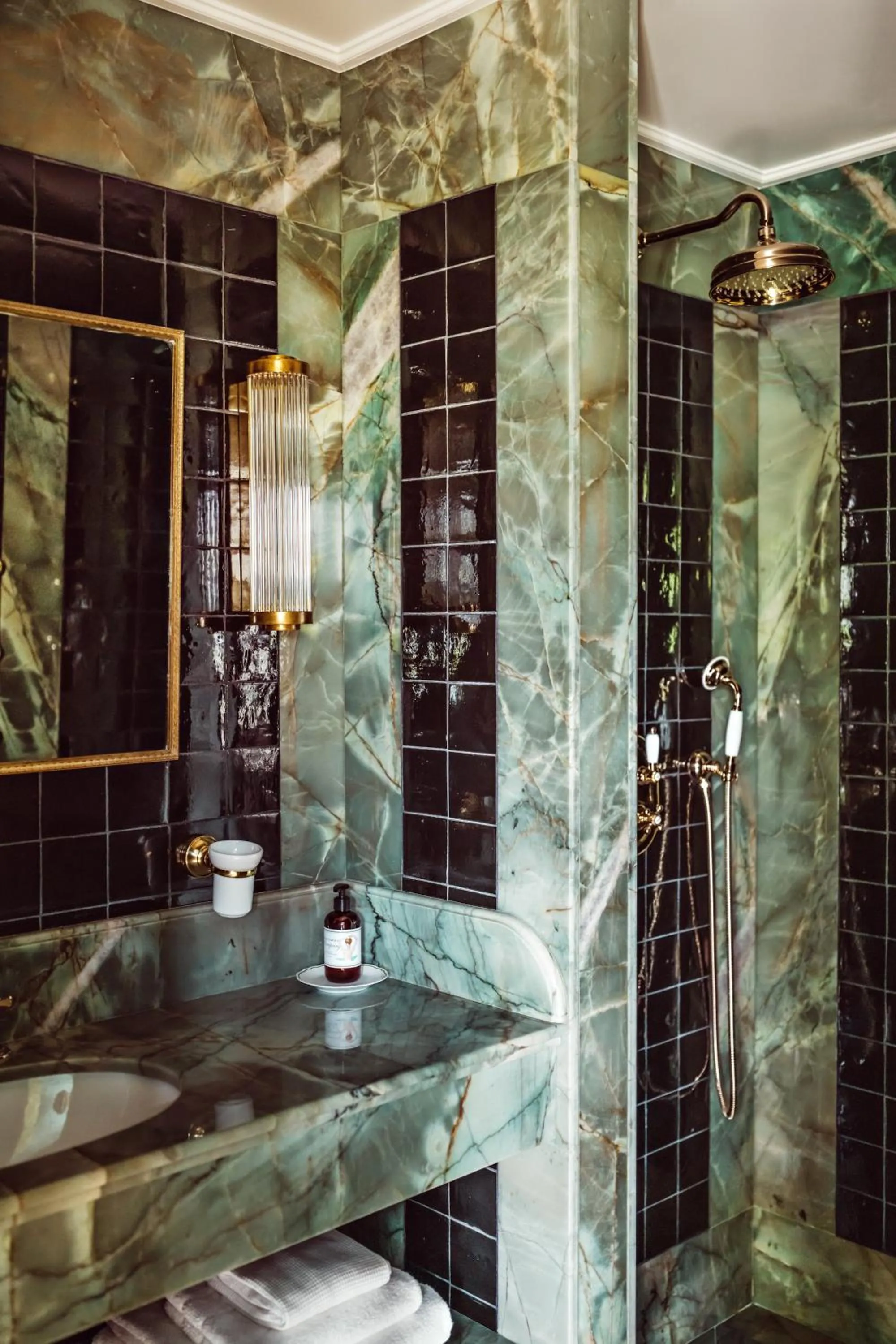 Shower in Hôtel Eldorado Paris