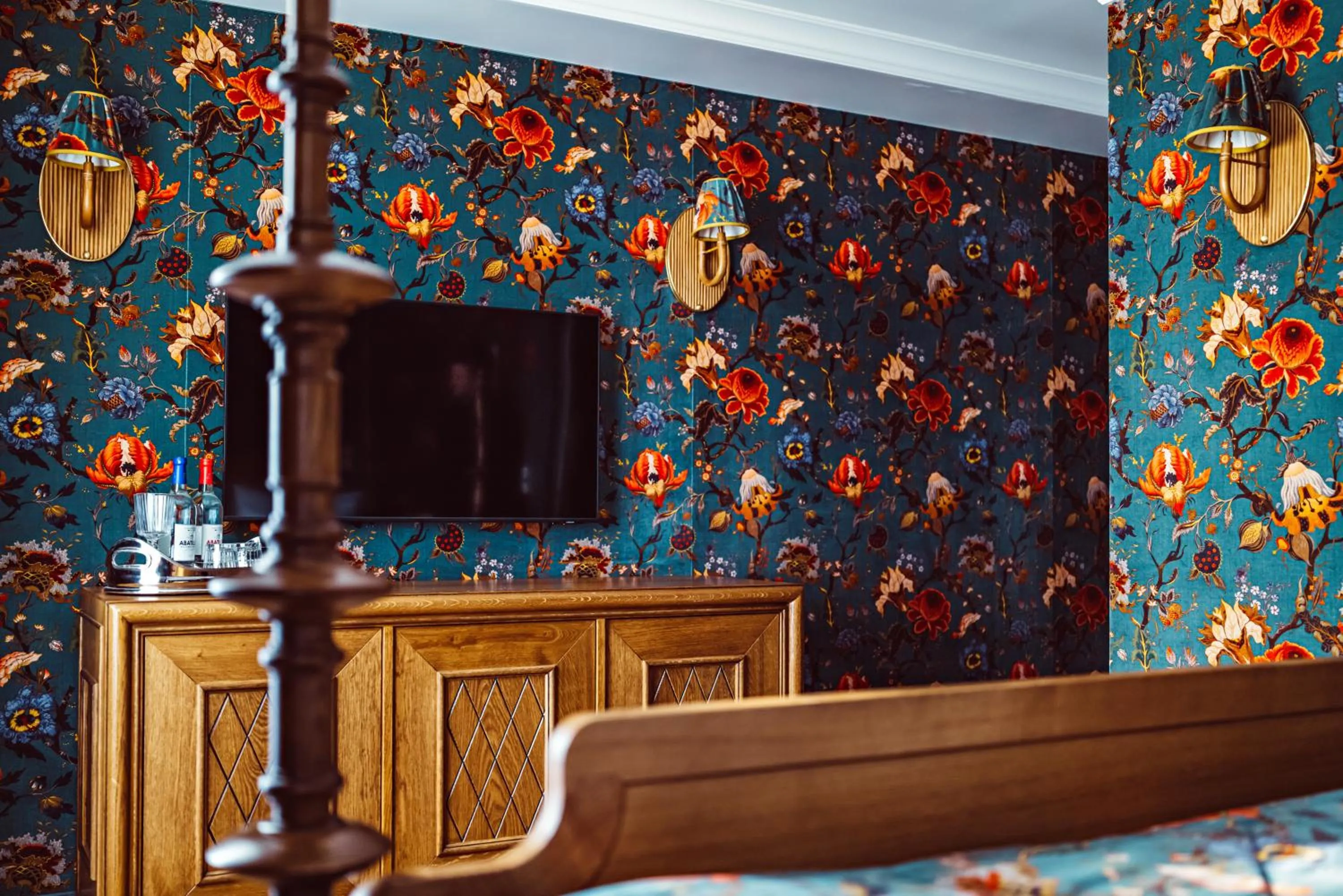 TV and multimedia in Hôtel Eldorado Paris