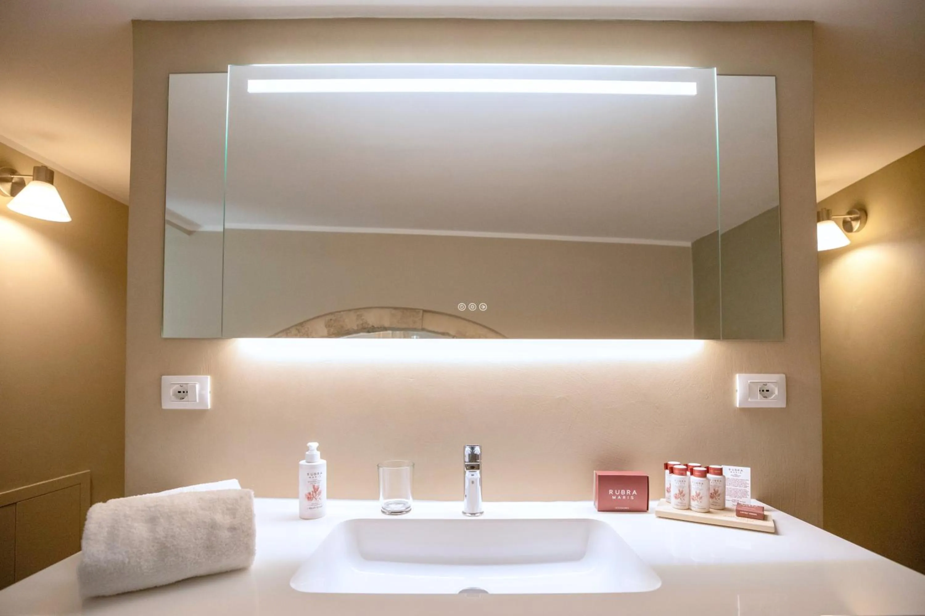 Bathroom, Bed in Lanterne Magiche Ortigia Suites