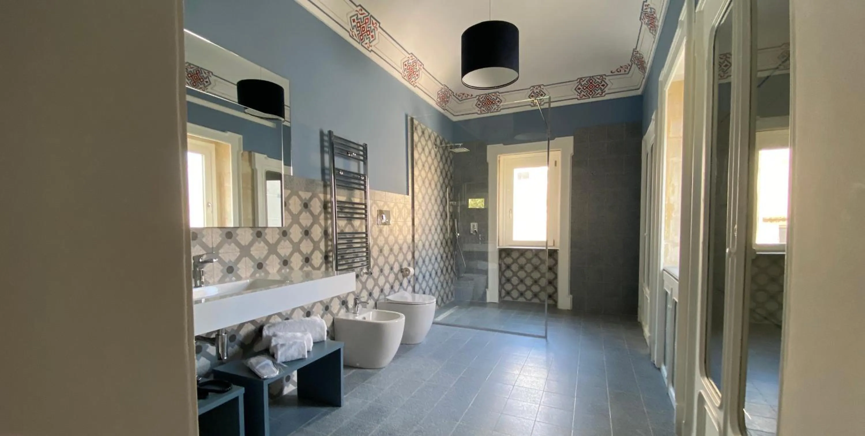 Shower in Lanterne Magiche Ortigia Suites