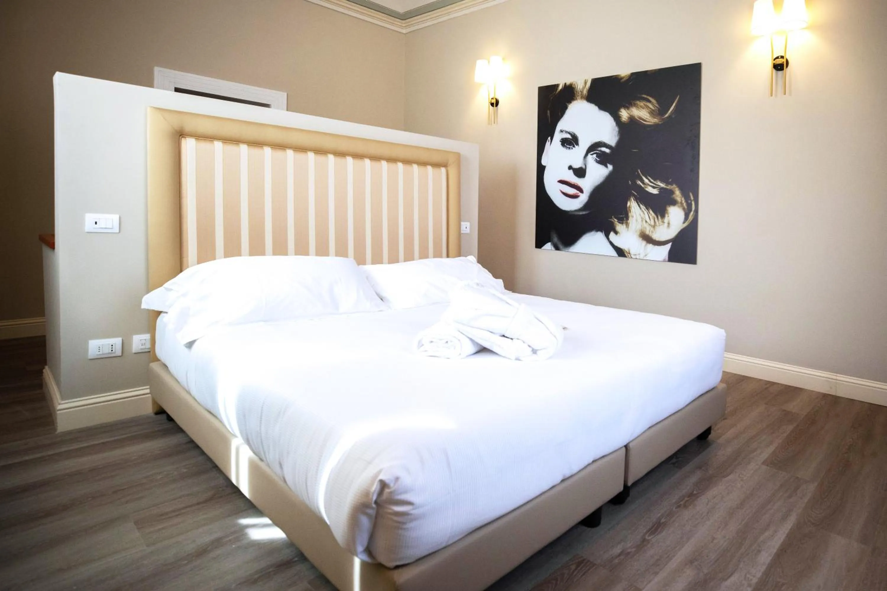 Photo of the whole room, Bed in Lanterne Magiche Ortigia Suites