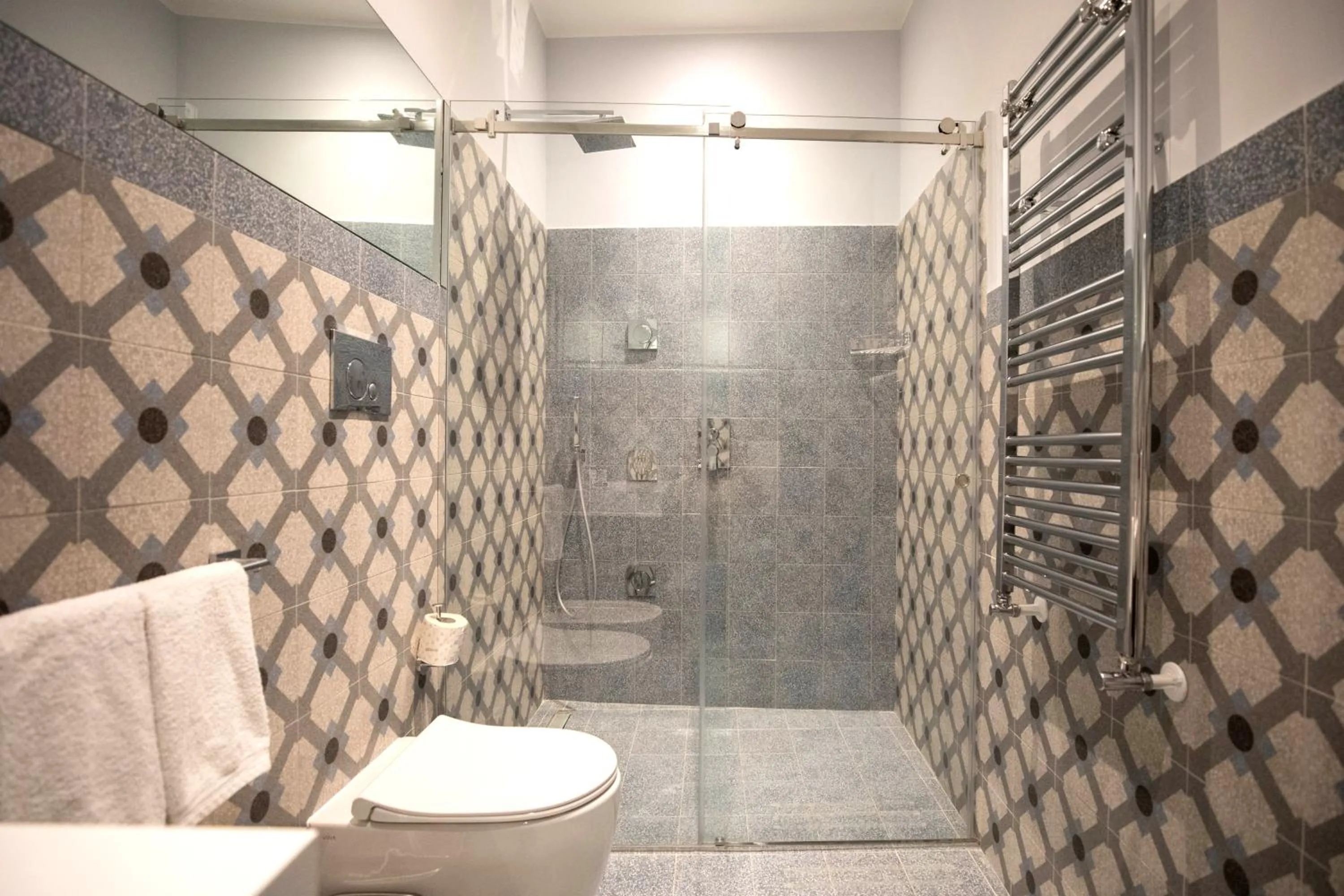 Shower in Lanterne Magiche Ortigia Suites