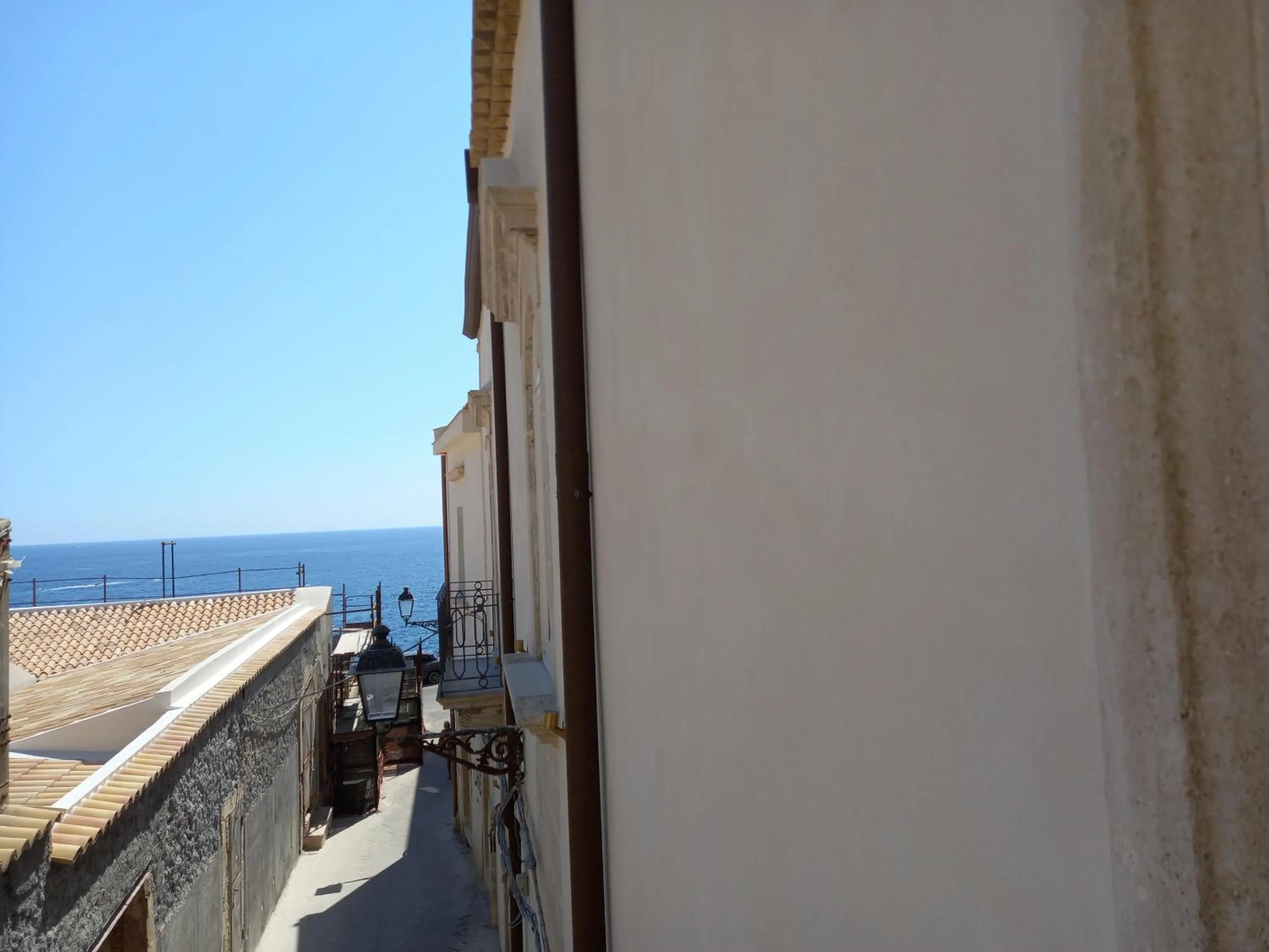 Quiet street view in Lanterne Magiche Ortigia Suites