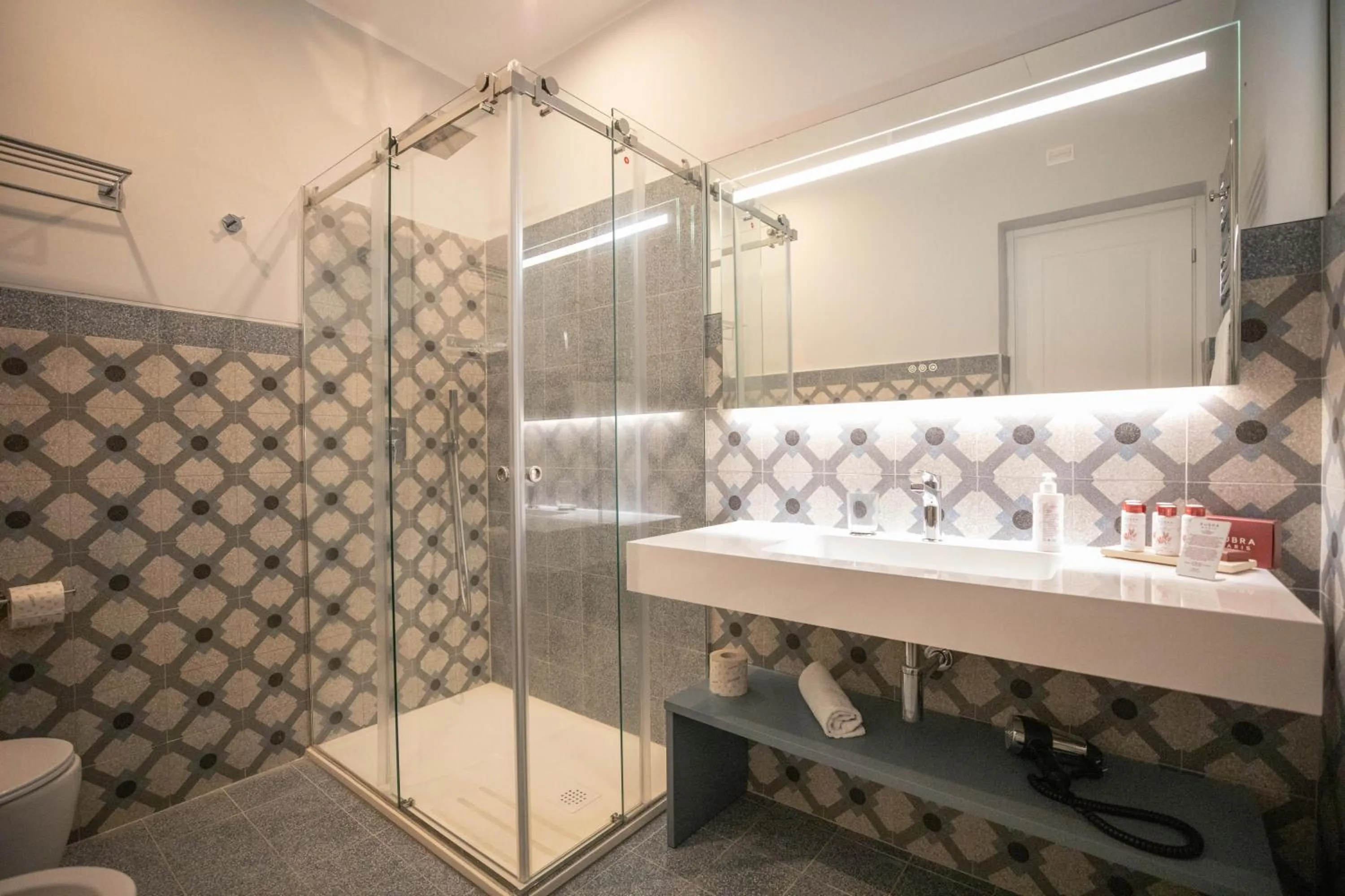 Shower in Lanterne Magiche Ortigia Suites