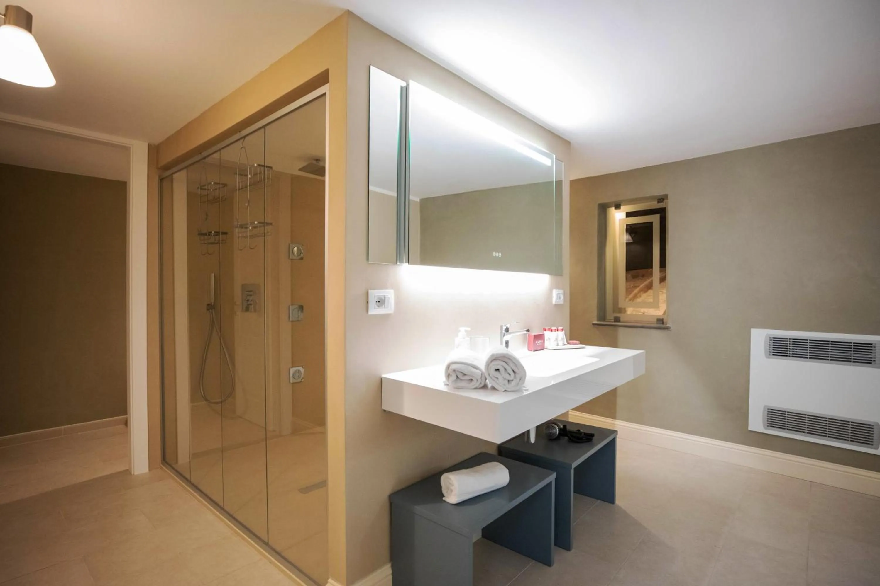 Shower, Bed in Lanterne Magiche Ortigia Suites