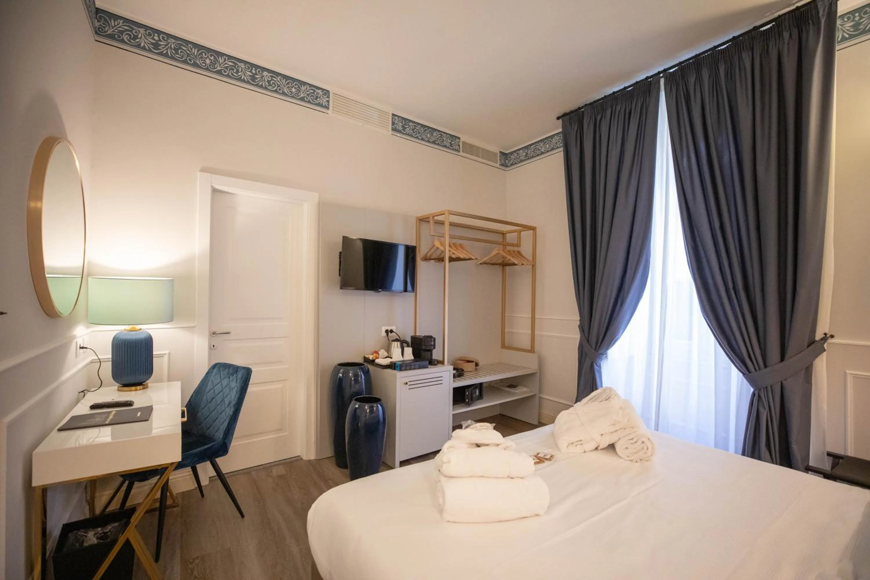 Photo of the whole room, Bed in Lanterne Magiche Ortigia Suites