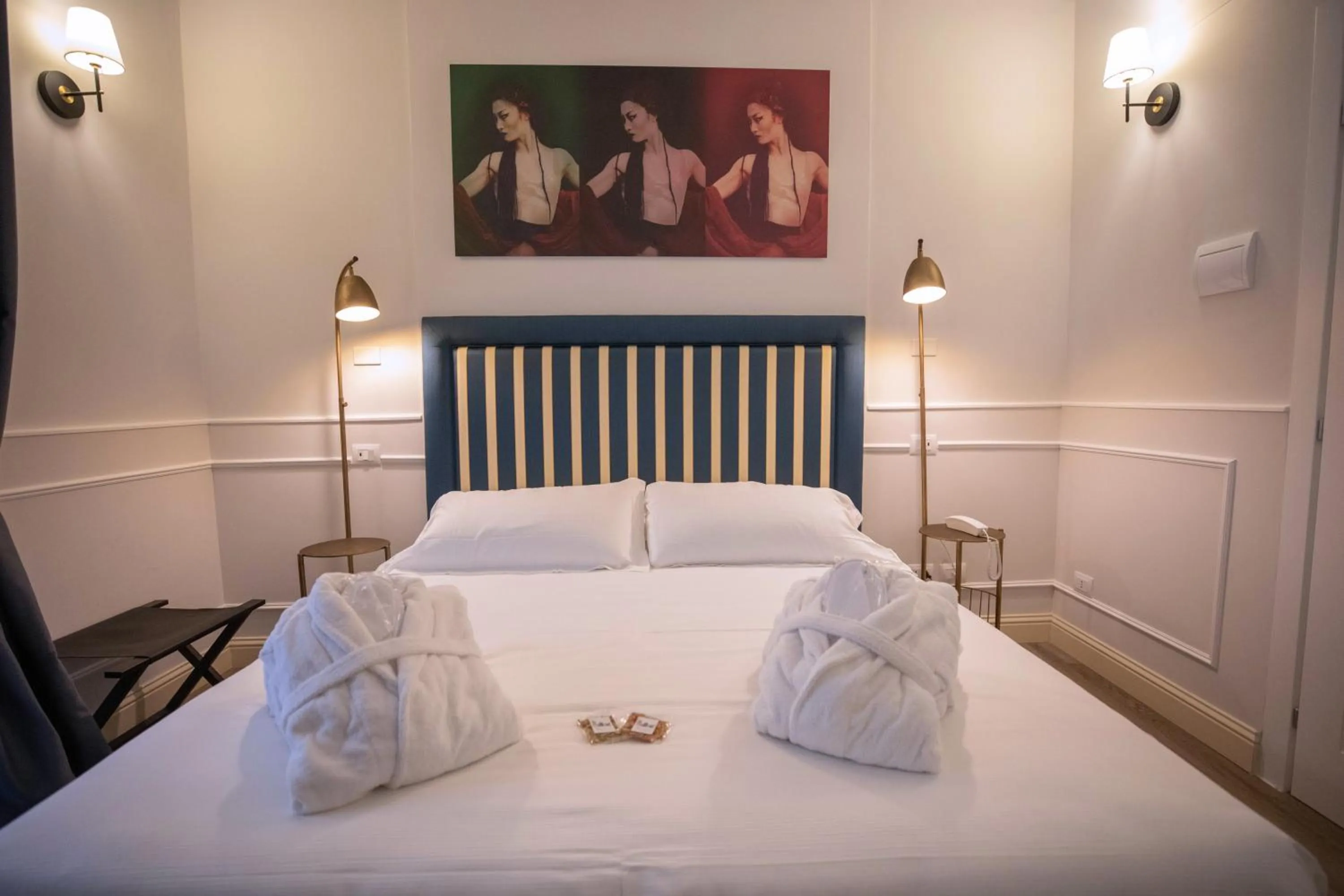 Photo of the whole room, Bed in Lanterne Magiche Ortigia Suites