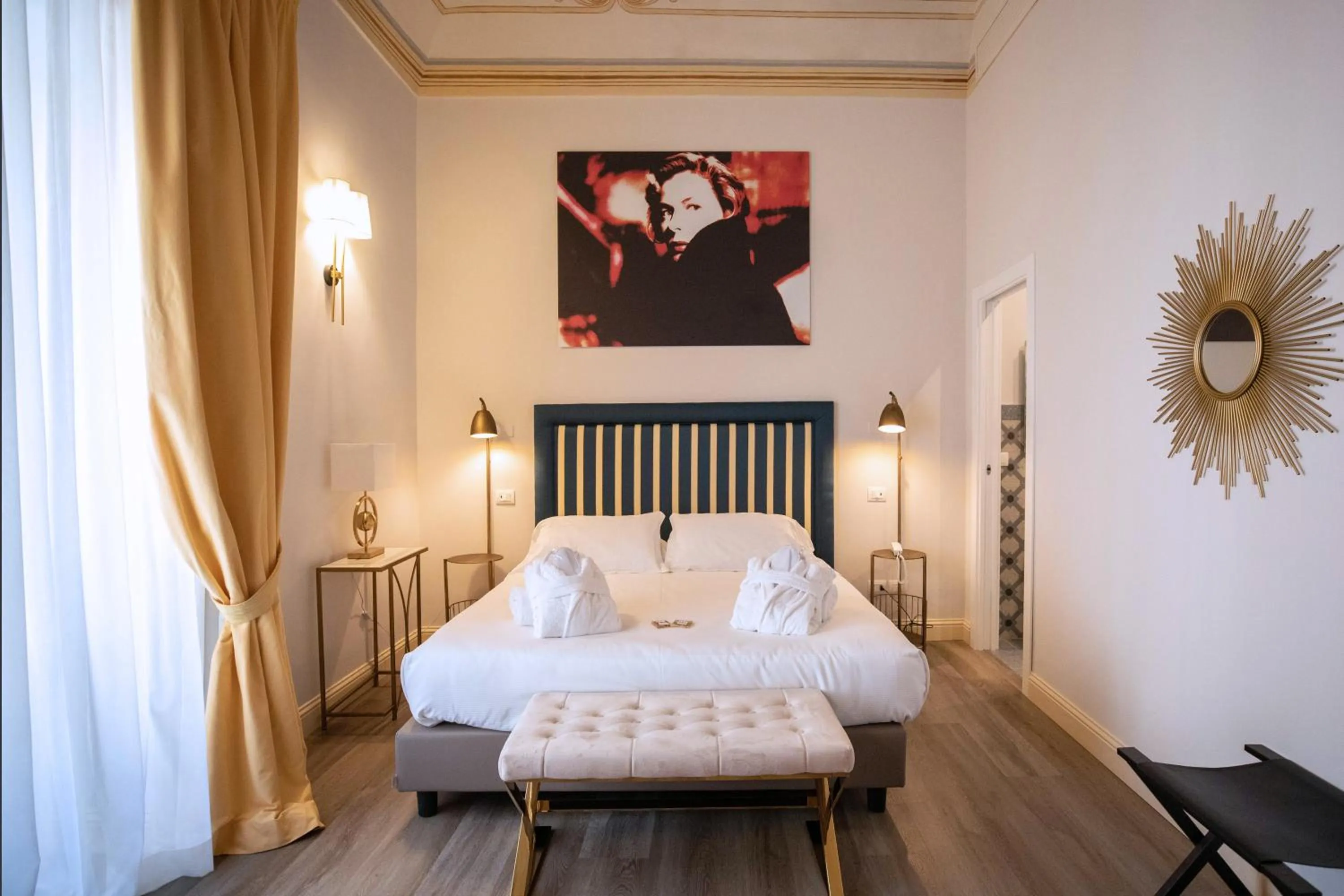 Photo of the whole room, Bed in Lanterne Magiche Ortigia Suites
