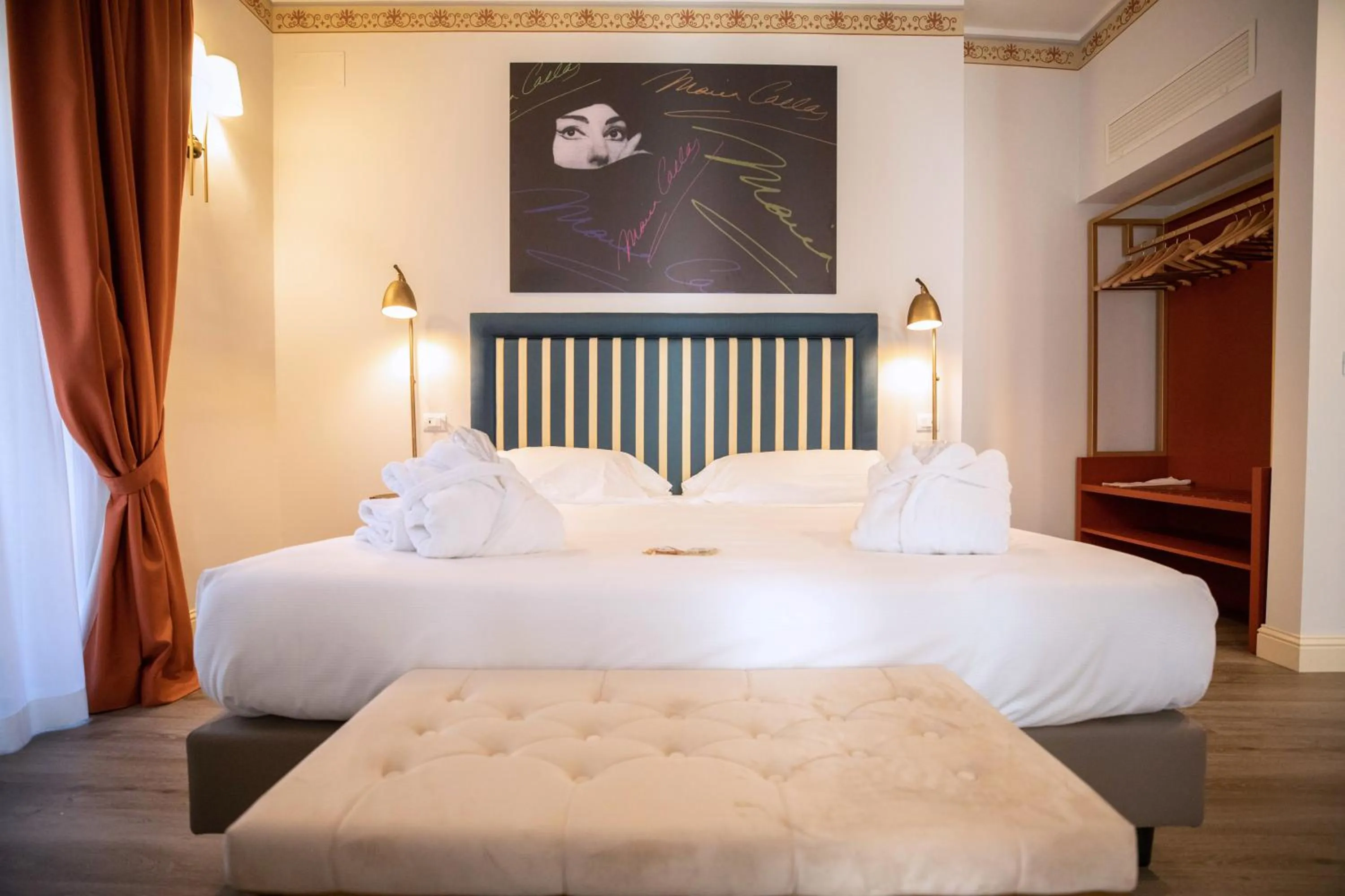 Photo of the whole room, Bed in Lanterne Magiche Ortigia Suites