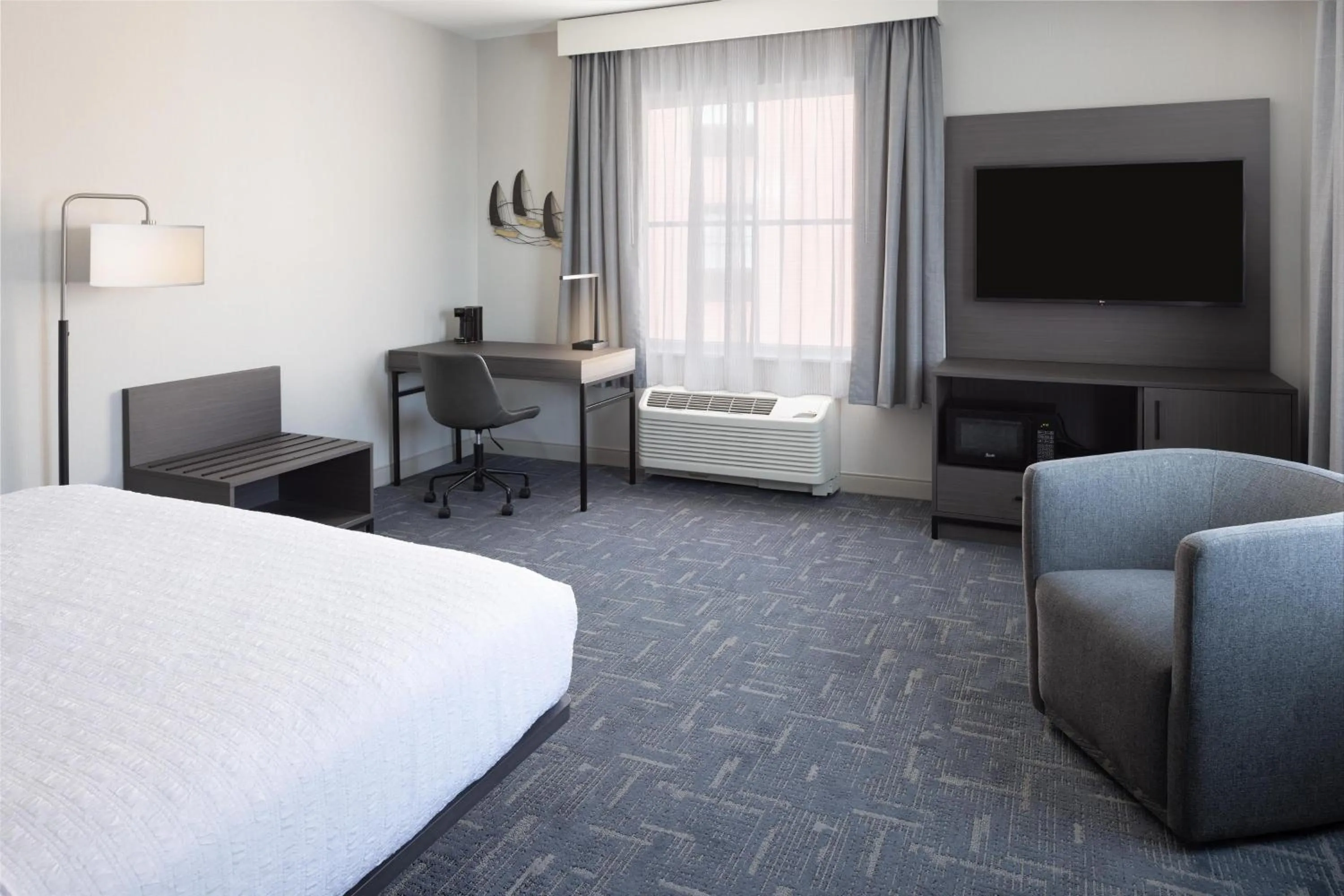 Bedroom, Bed in Hampton Inn & Suites Portsmouth Downtown