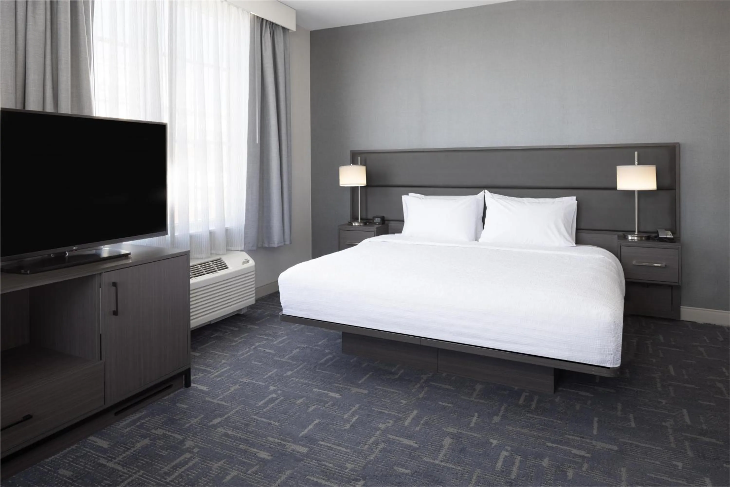 Bed in Hampton Inn & Suites Portsmouth Downtown