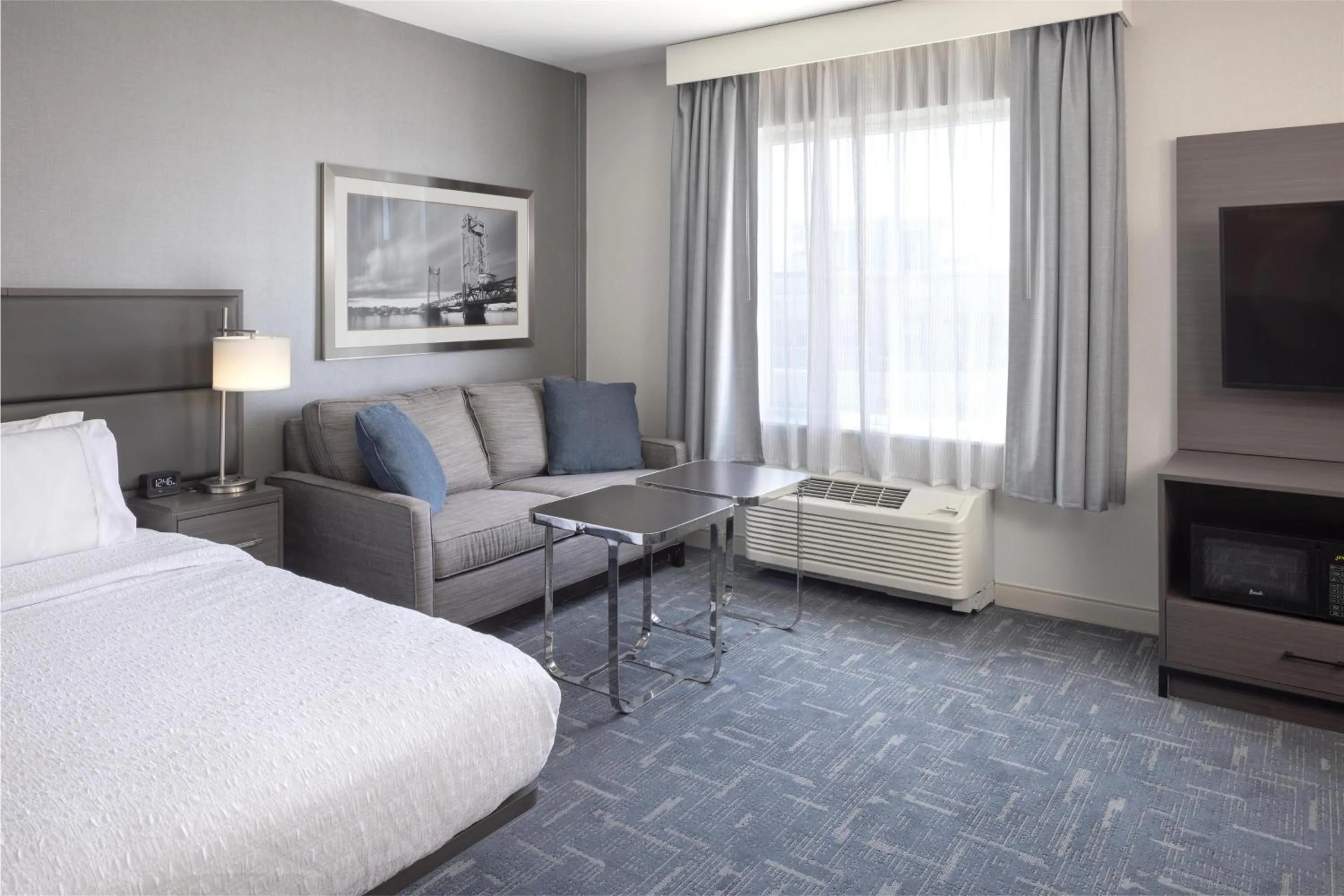 Living room, Bed in Hampton Inn & Suites Portsmouth Downtown