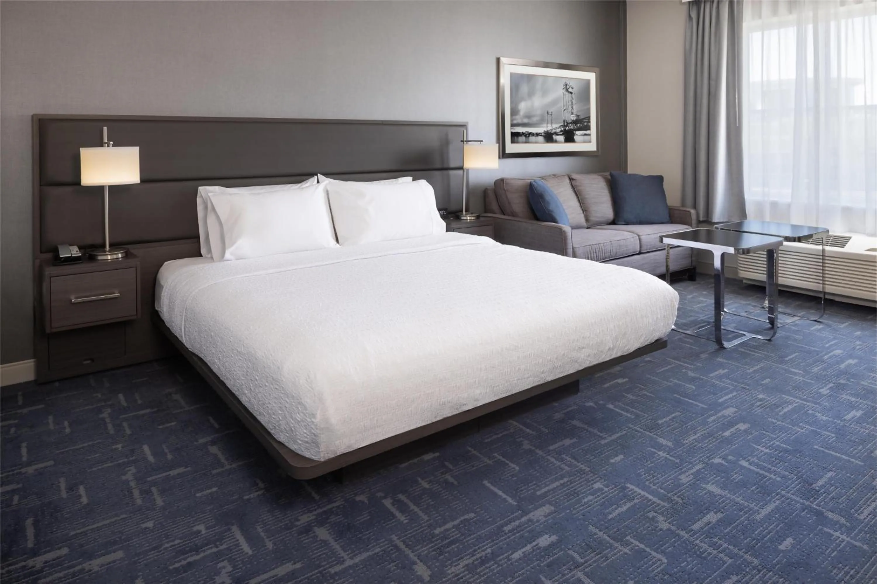 Living room, Bed in Hampton Inn & Suites Portsmouth Downtown