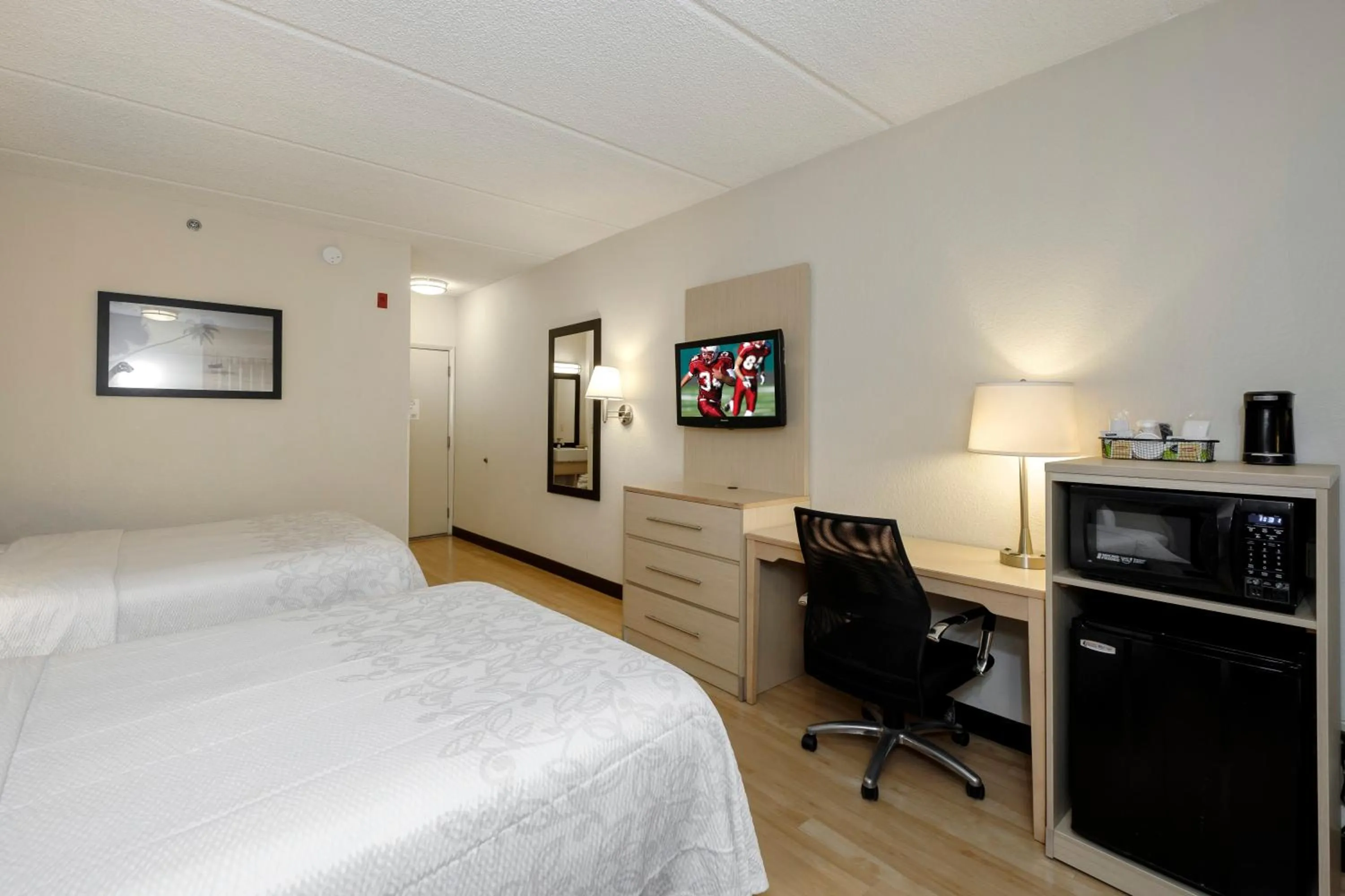 Photo of the whole room, Bed in Red Roof Inn PLUS + Gainesville