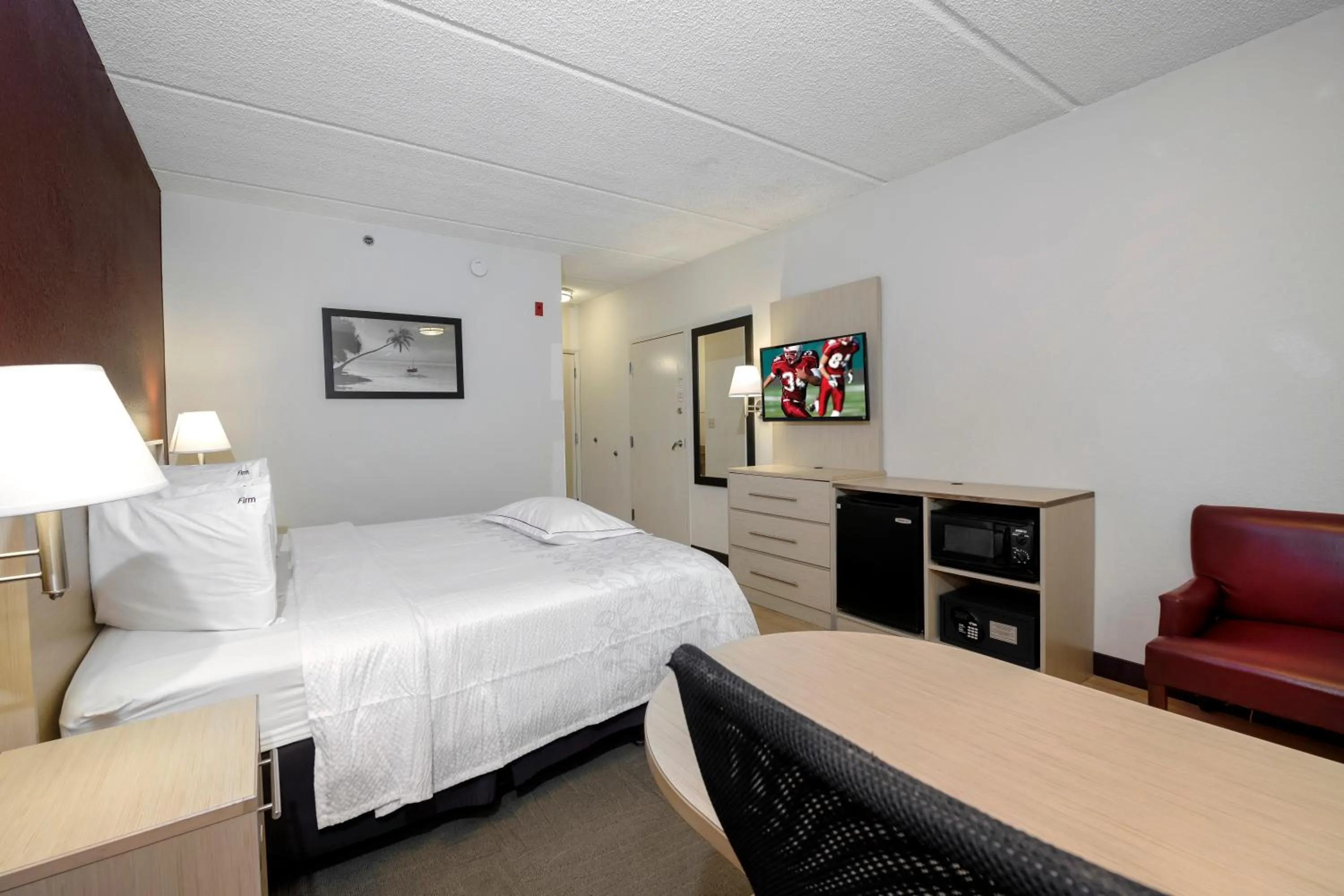 Photo of the whole room, Bed in Red Roof Inn PLUS + Gainesville