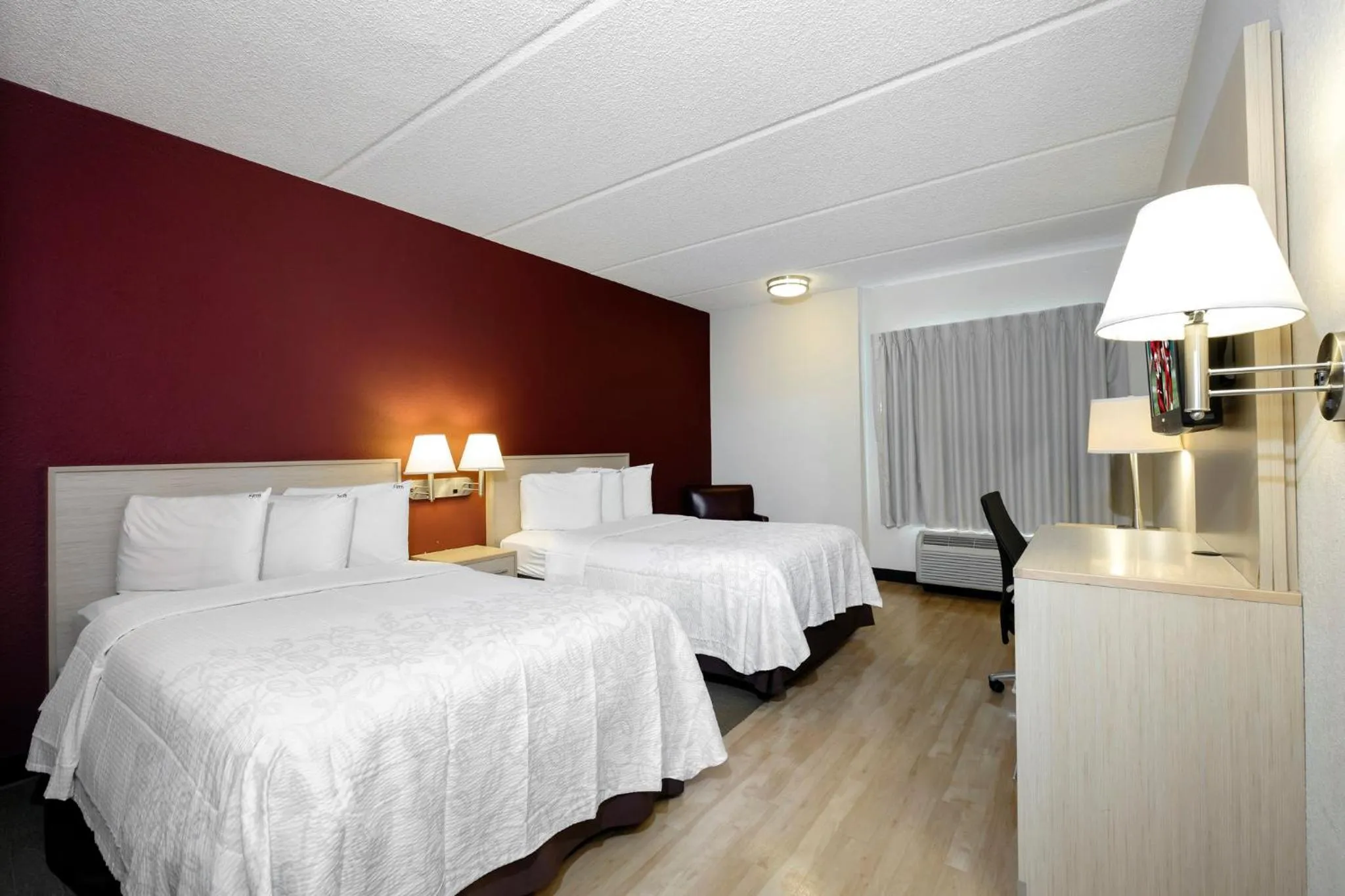 Photo of the whole room, Bed in Red Roof Inn PLUS + Gainesville