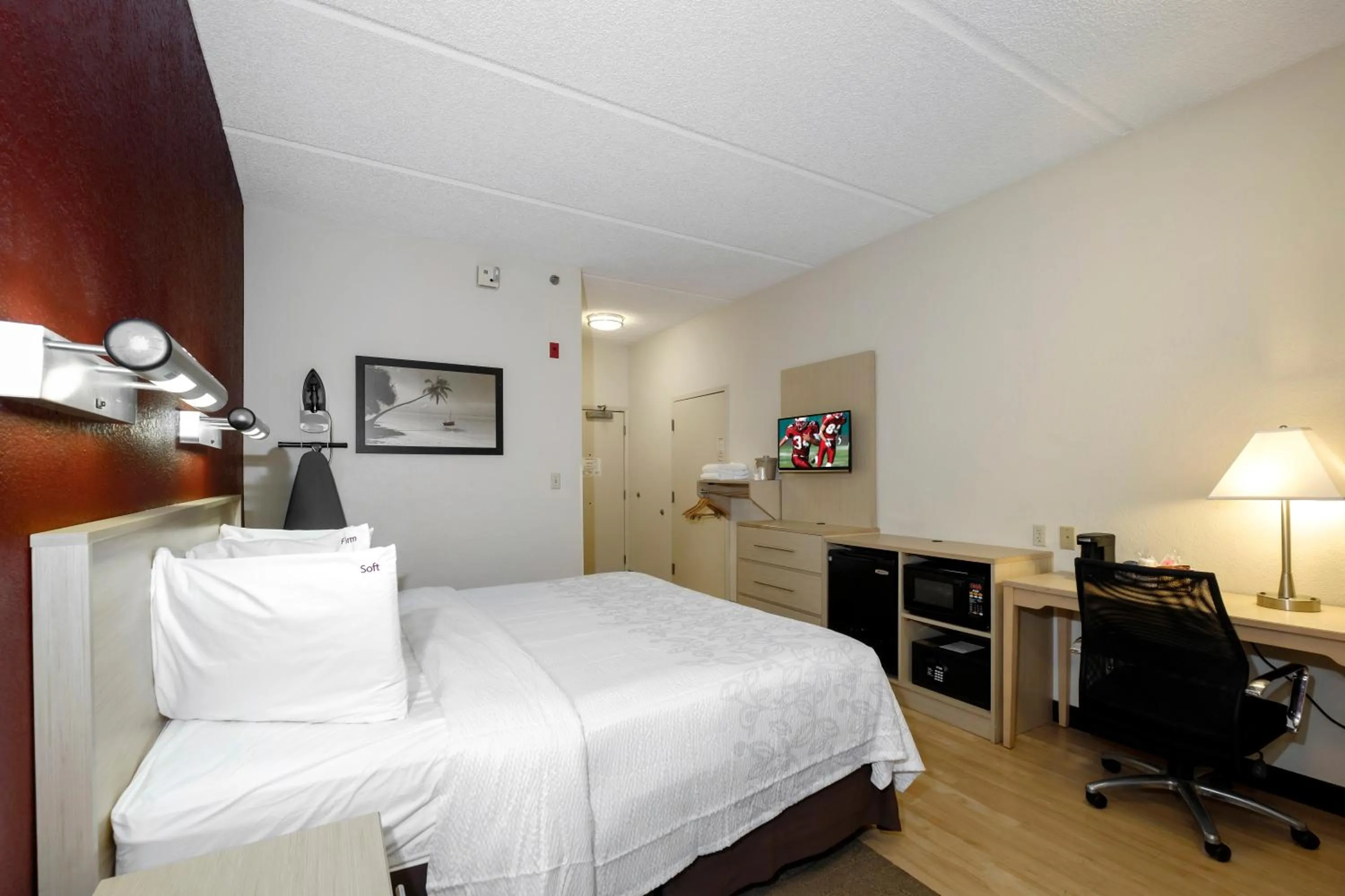 Photo of the whole room, Bed in Red Roof Inn PLUS + Gainesville