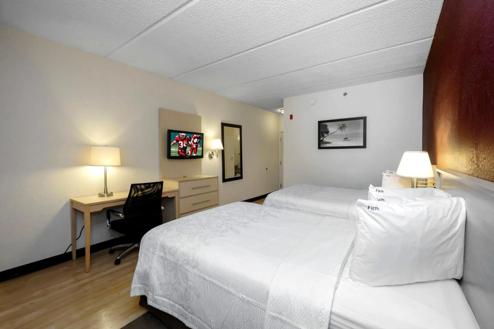 Photo of the whole room, Bed in Red Roof Inn PLUS + Gainesville