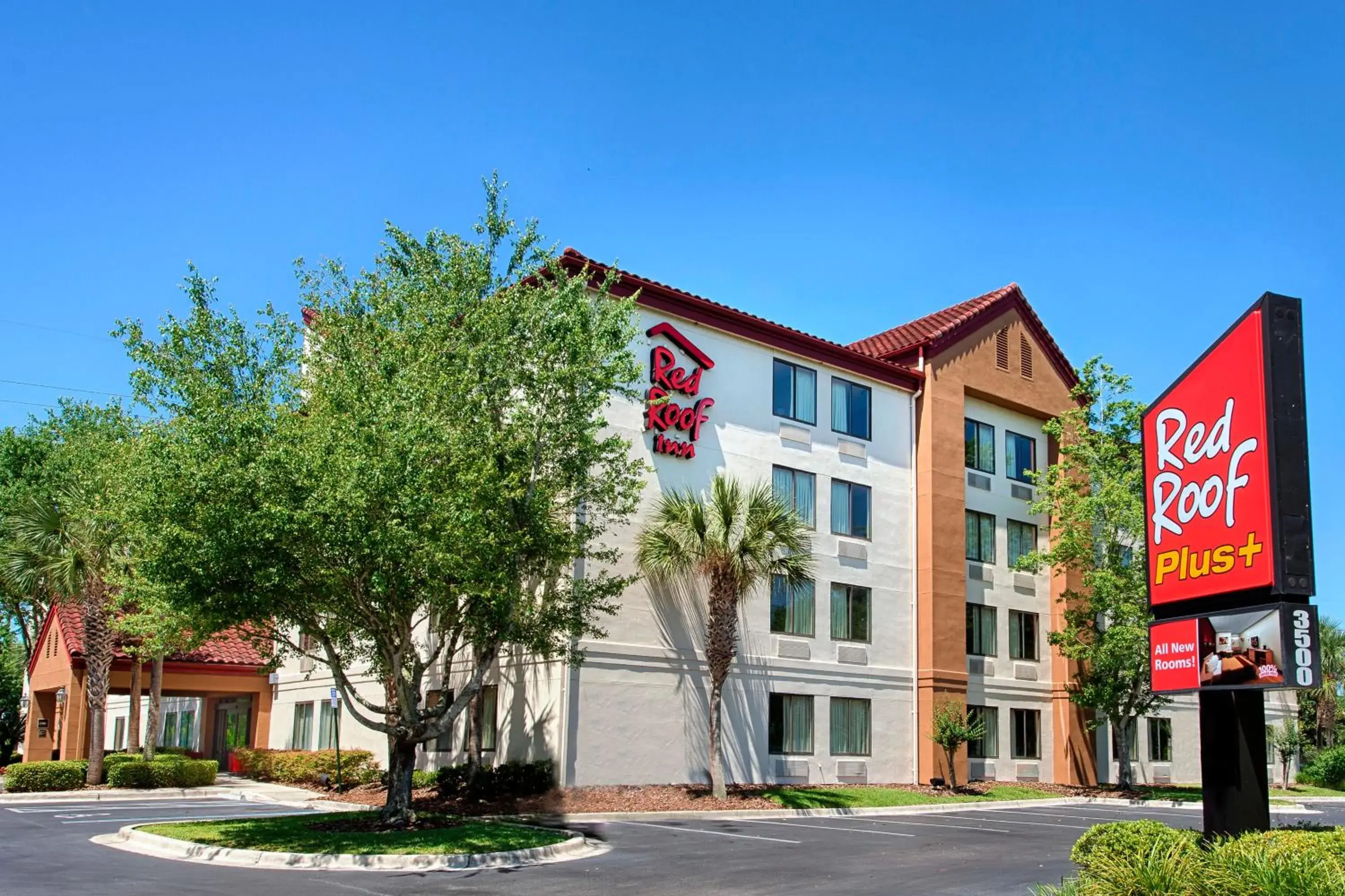 Property building in Red Roof Inn PLUS + Gainesville Property building in Red Roof Inn PLUS + Gainesville