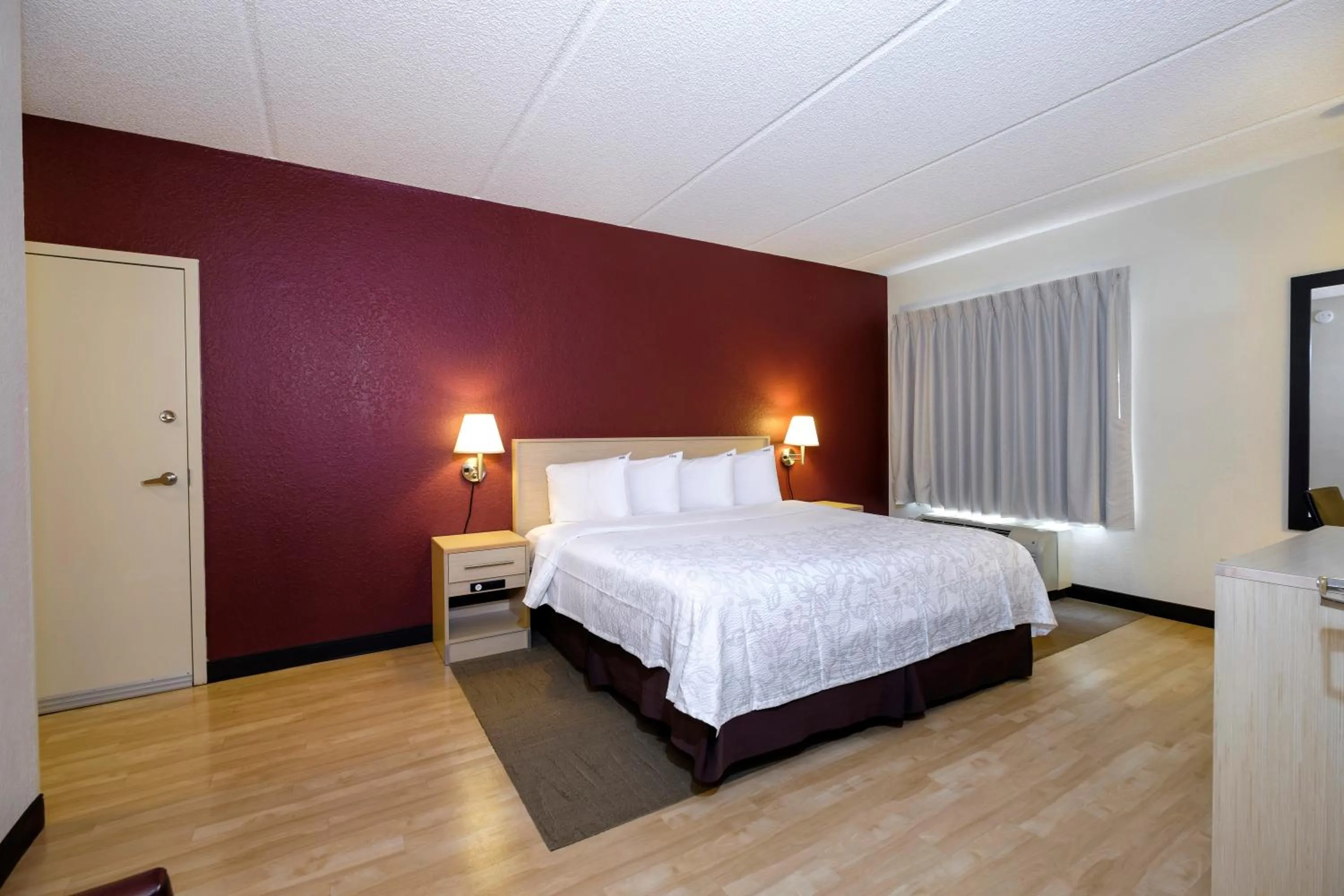 Photo of the whole room, Bed in Red Roof Inn PLUS + Gainesville