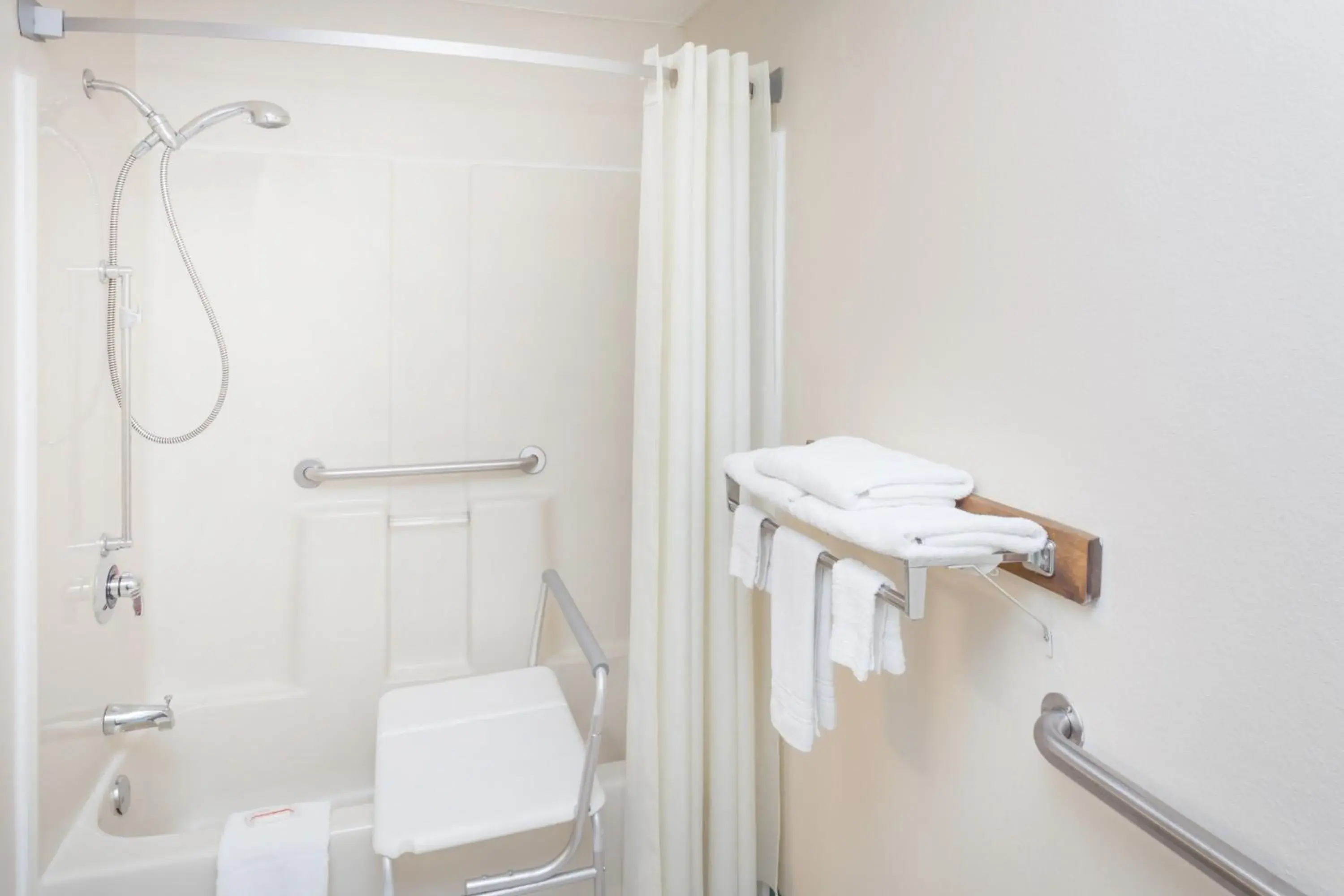 Queen Room - Disability Access/Non-Smoking in Super 8 by Wyndham Pekin/Peoria Area Queen Room - Disability Access/Non-Smoking in Super 8 by Wyndham Pekin/Peoria Area