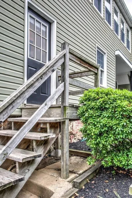 Cozy Dark & Moody Home New Reno 10 mins to Lanc