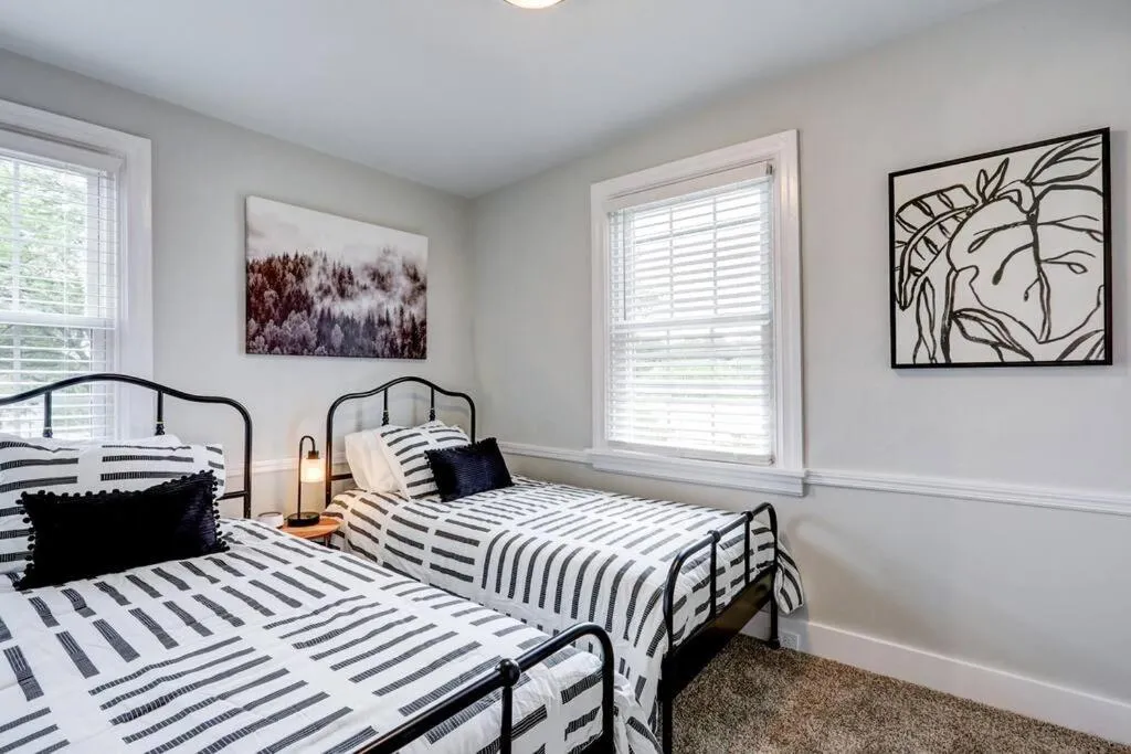 Bed in Cozy Dark & Moody Home New Reno 10 mins to Lanc