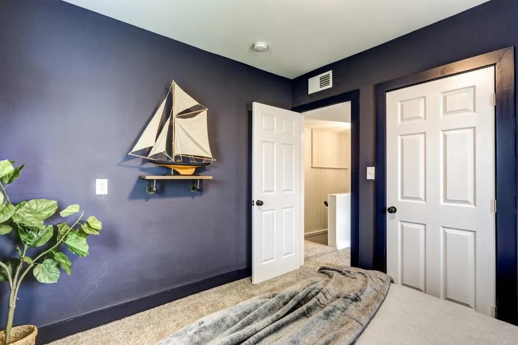 Bed in Cozy Dark & Moody Home New Reno 10 mins to Lanc