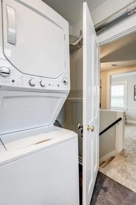 Cozy Dark & Moody Home New Reno 10 mins to Lanc