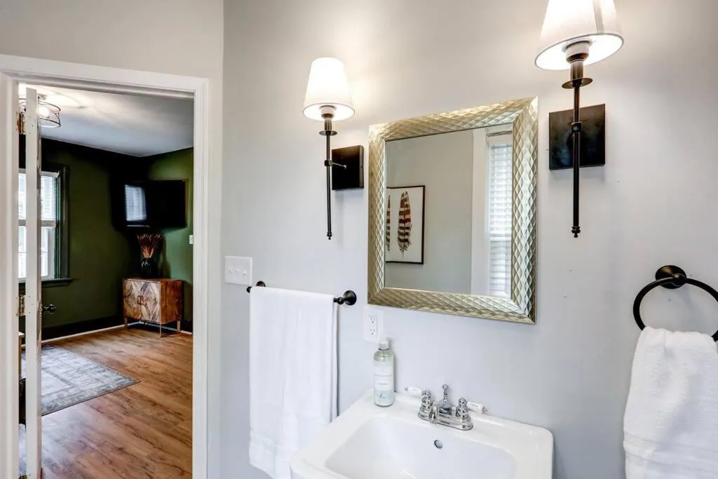 Cozy Dark & Moody Home New Reno 10 mins to Lanc