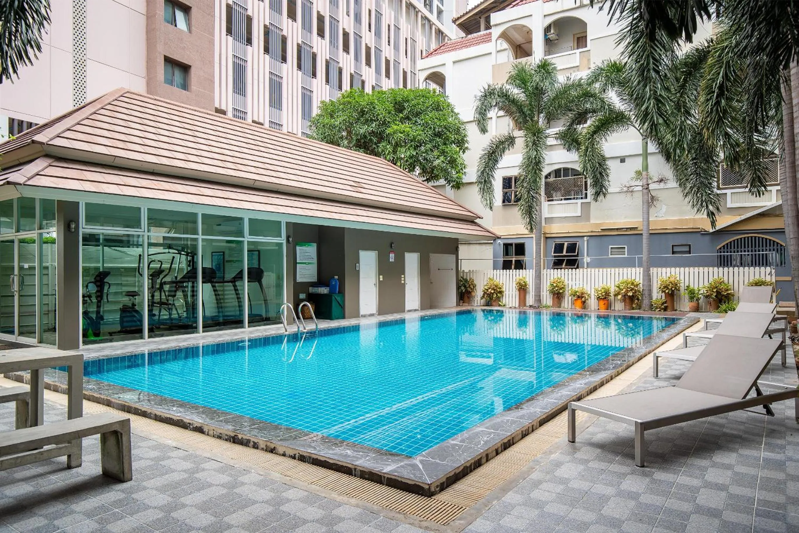 Swimming pool in Diya Hotel Bangkok