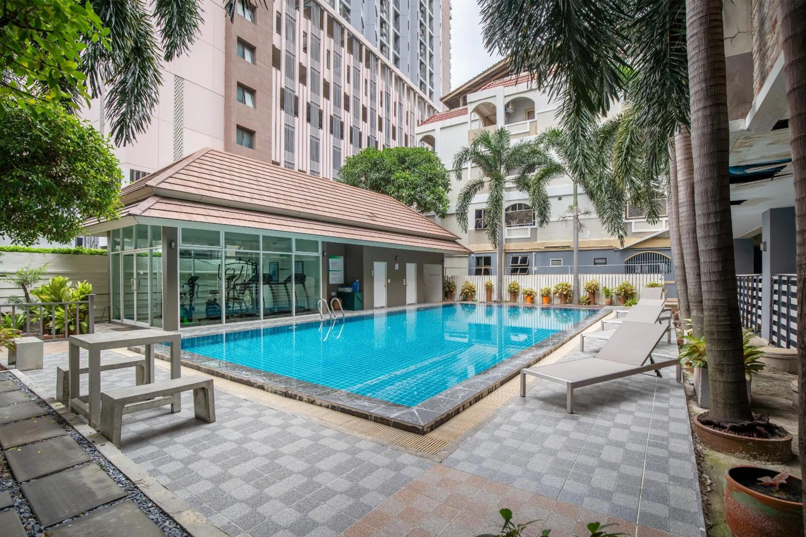 Swimming pool in Diya Hotel Bangkok
