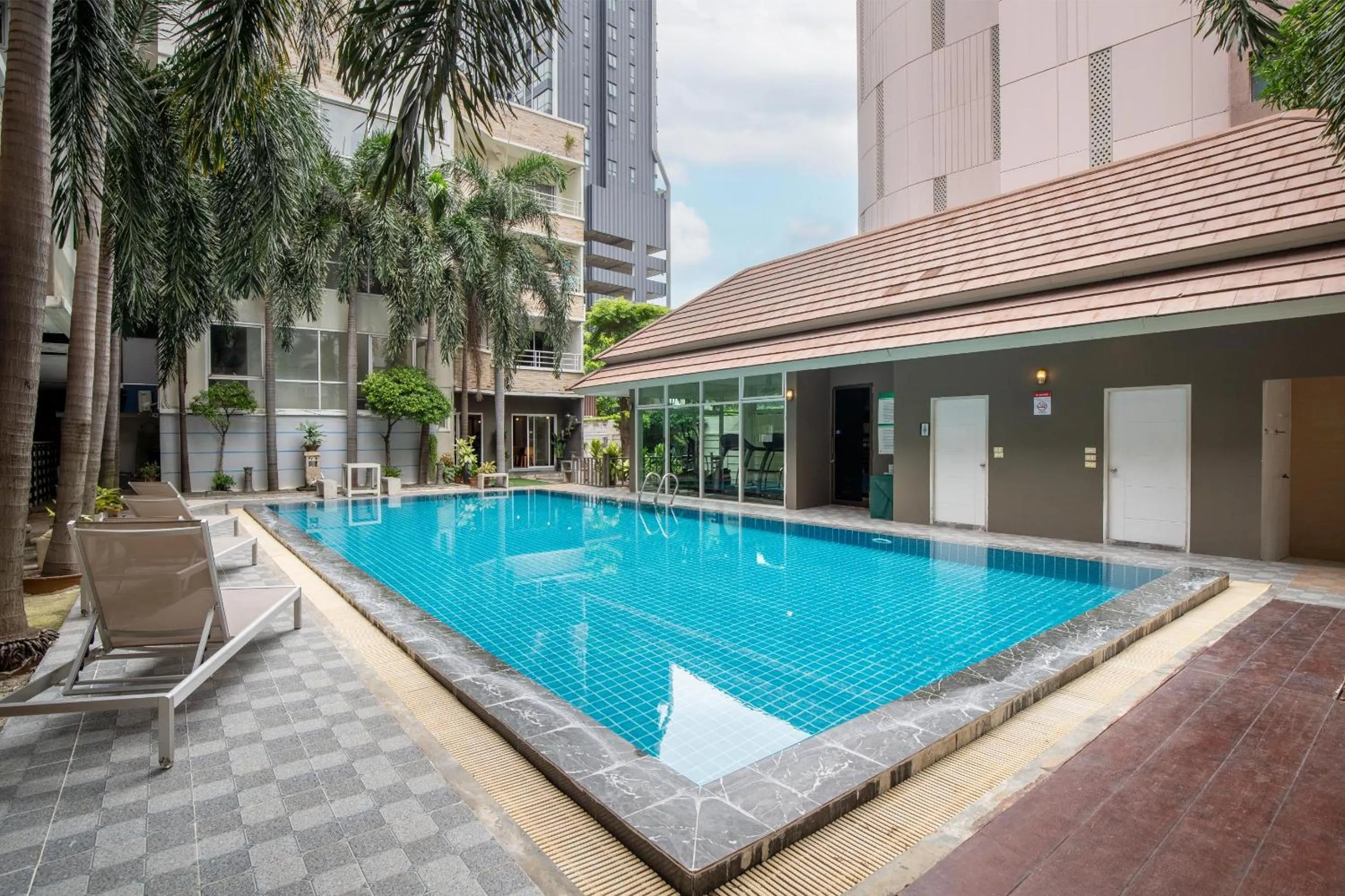 Swimming pool in Diya Hotel Bangkok