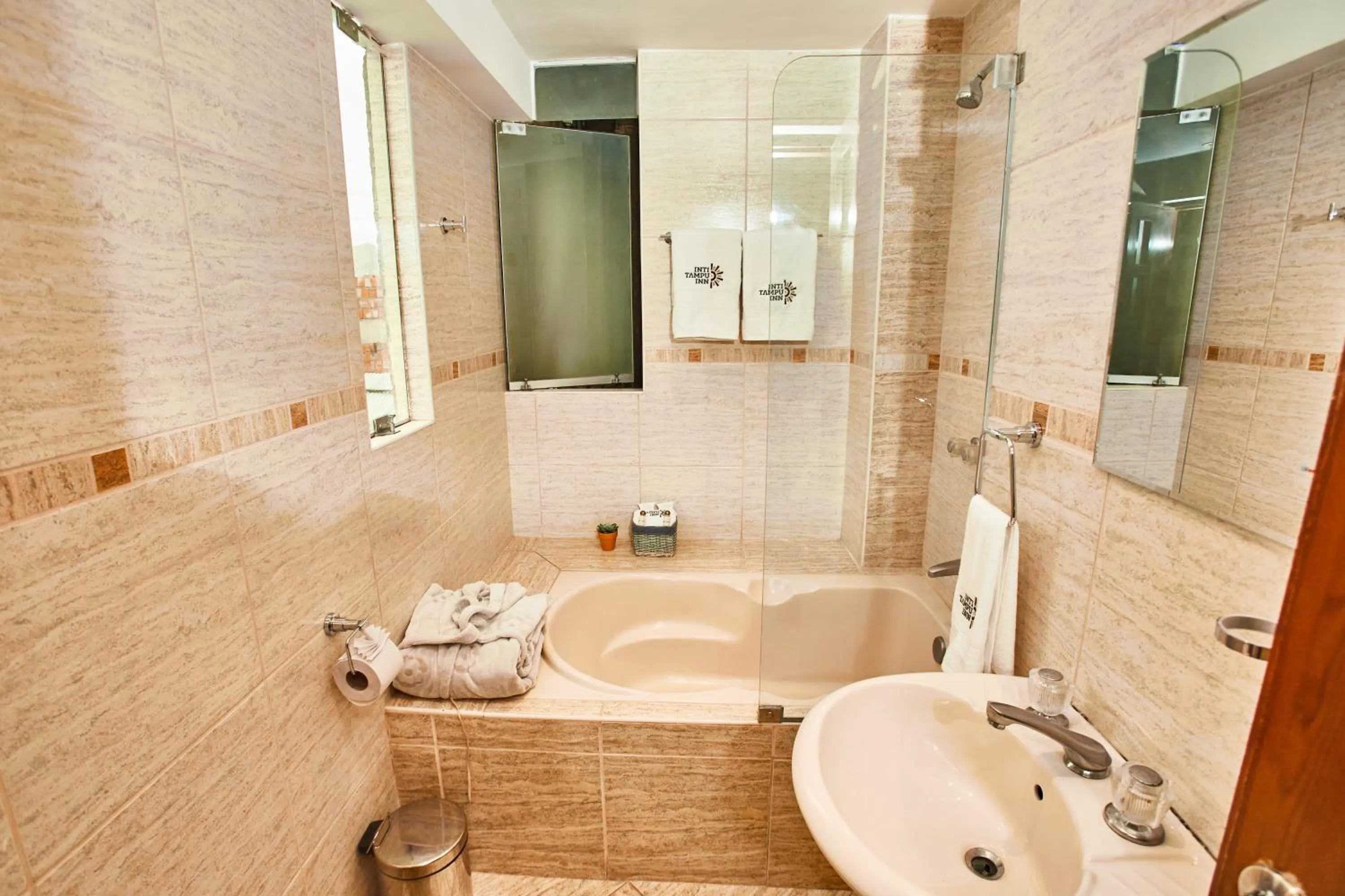 Shower in Inti Tampu Inn