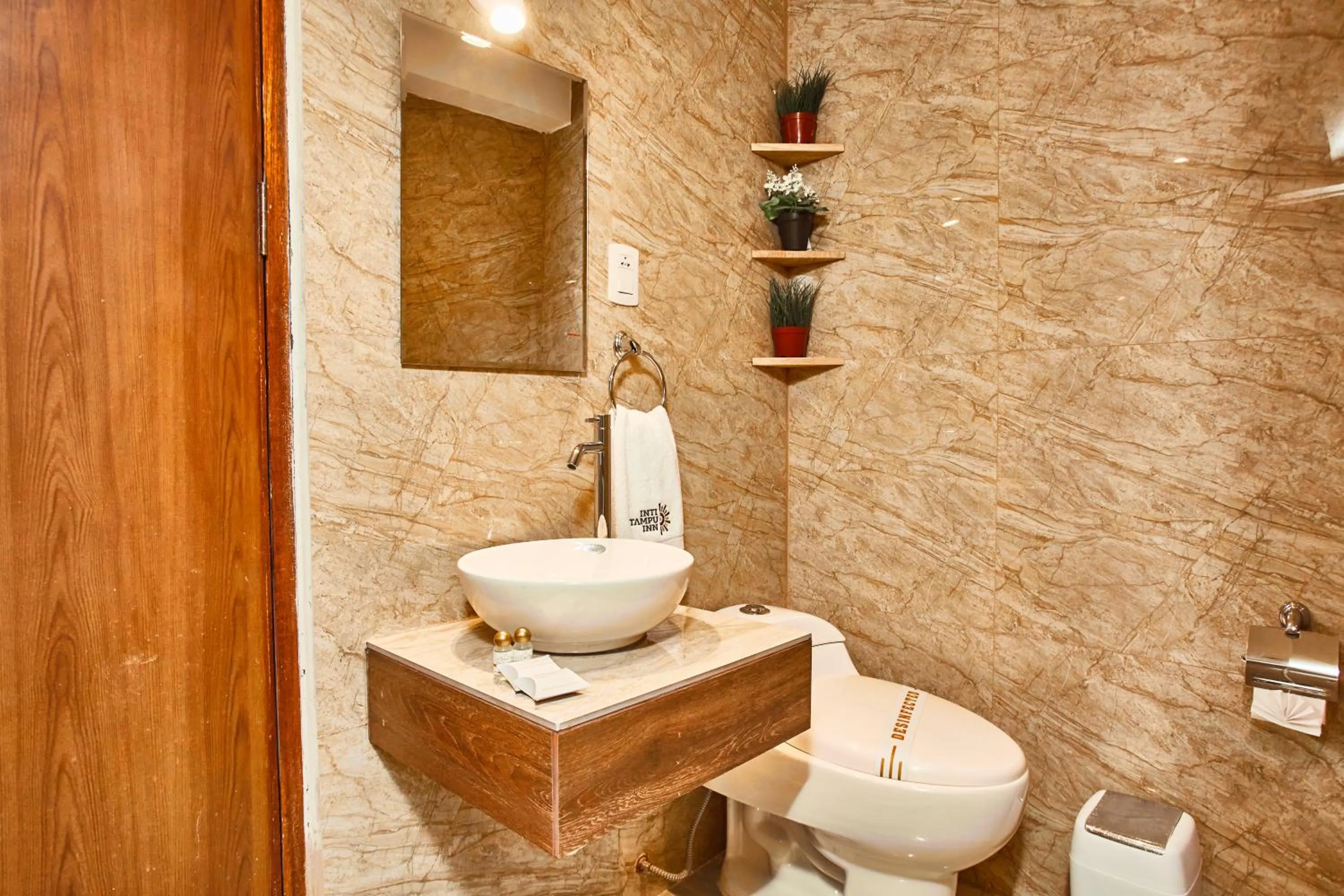 Toilet in Inti Tampu Inn