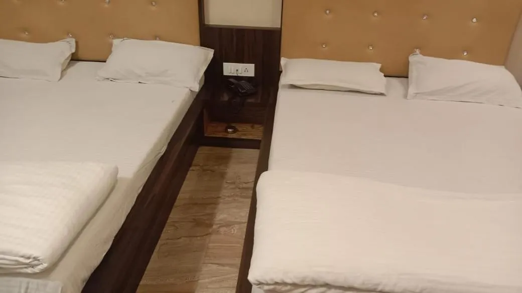 Bed in Hotel Bani Hashim 110 Mtrs from Dargah