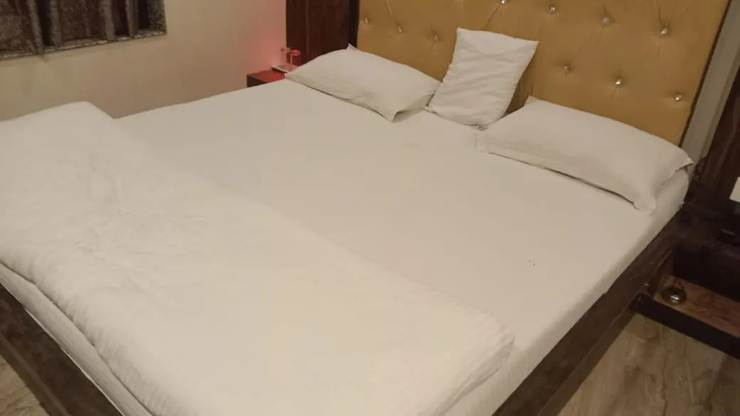 Bed in Hotel Bani Hashim 110 Mtrs from Dargah