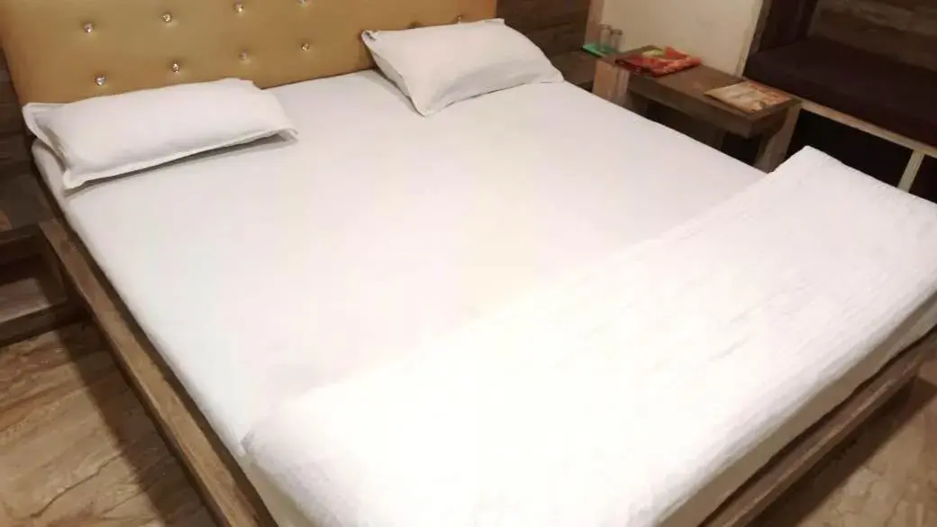 Bed in Hotel Bani Hashim 110 Mtrs from Dargah Bed in Hotel Bani Hashim 110 Mtrs from Dargah