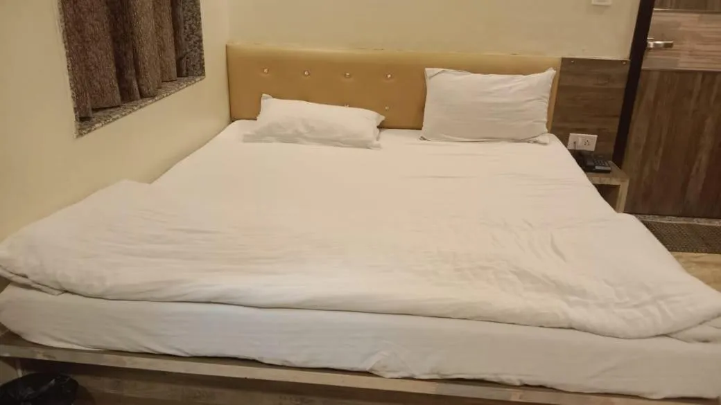 Bed in Hotel Bani Hashim 110 Mtrs from Dargah