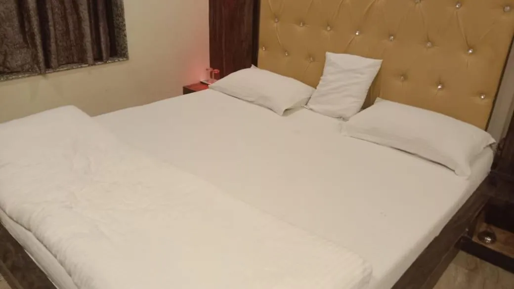 Bed in Hotel Bani Hashim 110 Mtrs from Dargah
