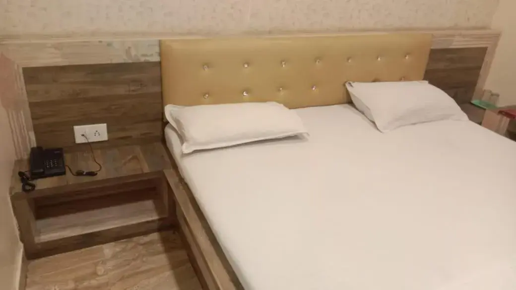 Bed in Hotel Bani Hashim 110 Mtrs from Dargah Bed in Hotel Bani Hashim 110 Mtrs from Dargah