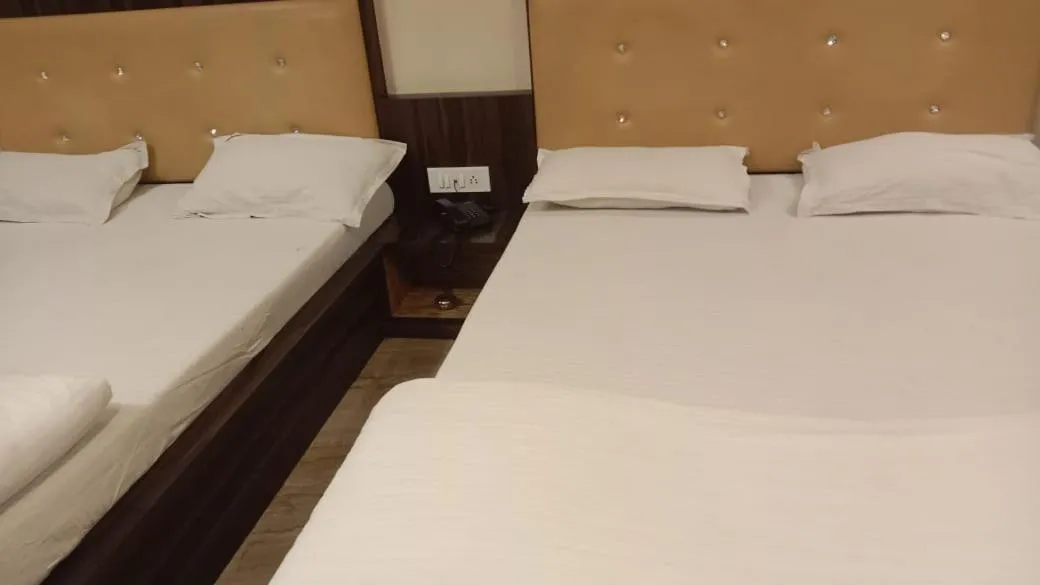 Bed in Hotel Bani Hashim 110 Mtrs from Dargah