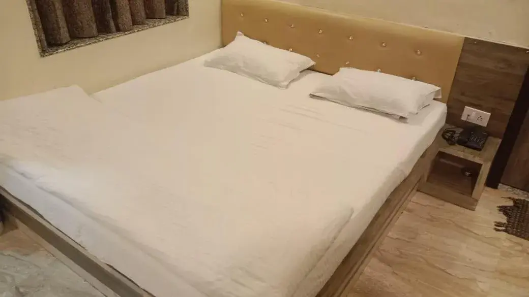 Bed in Hotel Bani Hashim 110 Mtrs from Dargah Bed in Hotel Bani Hashim 110 Mtrs from Dargah