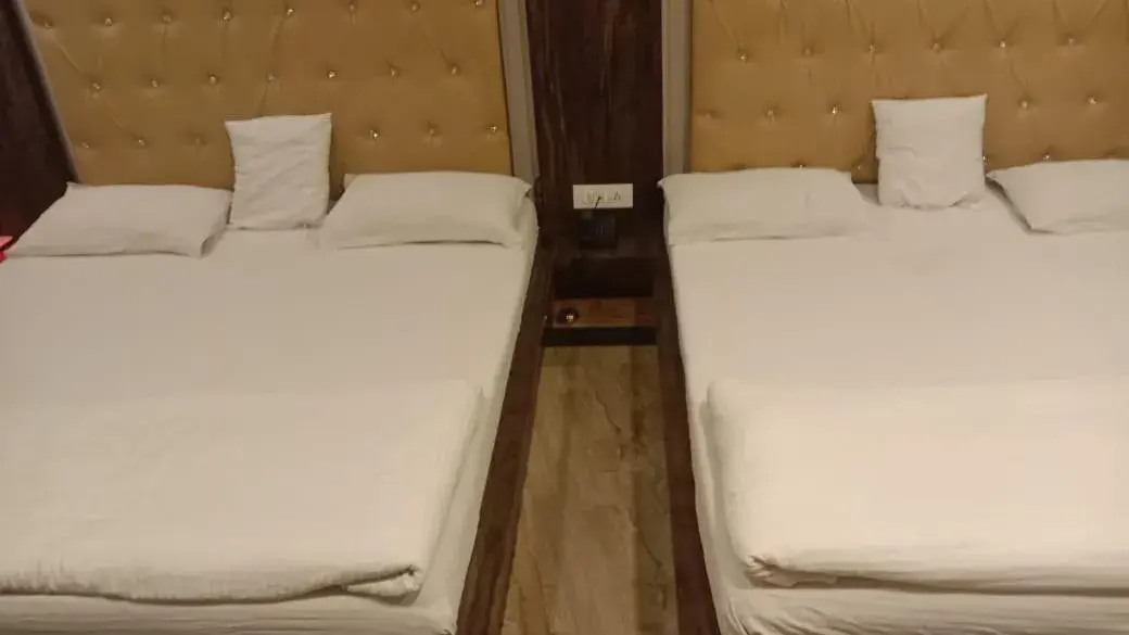 Bed in Hotel Bani Hashim 110 Mtrs from Dargah Bed in Hotel Bani Hashim 110 Mtrs from Dargah