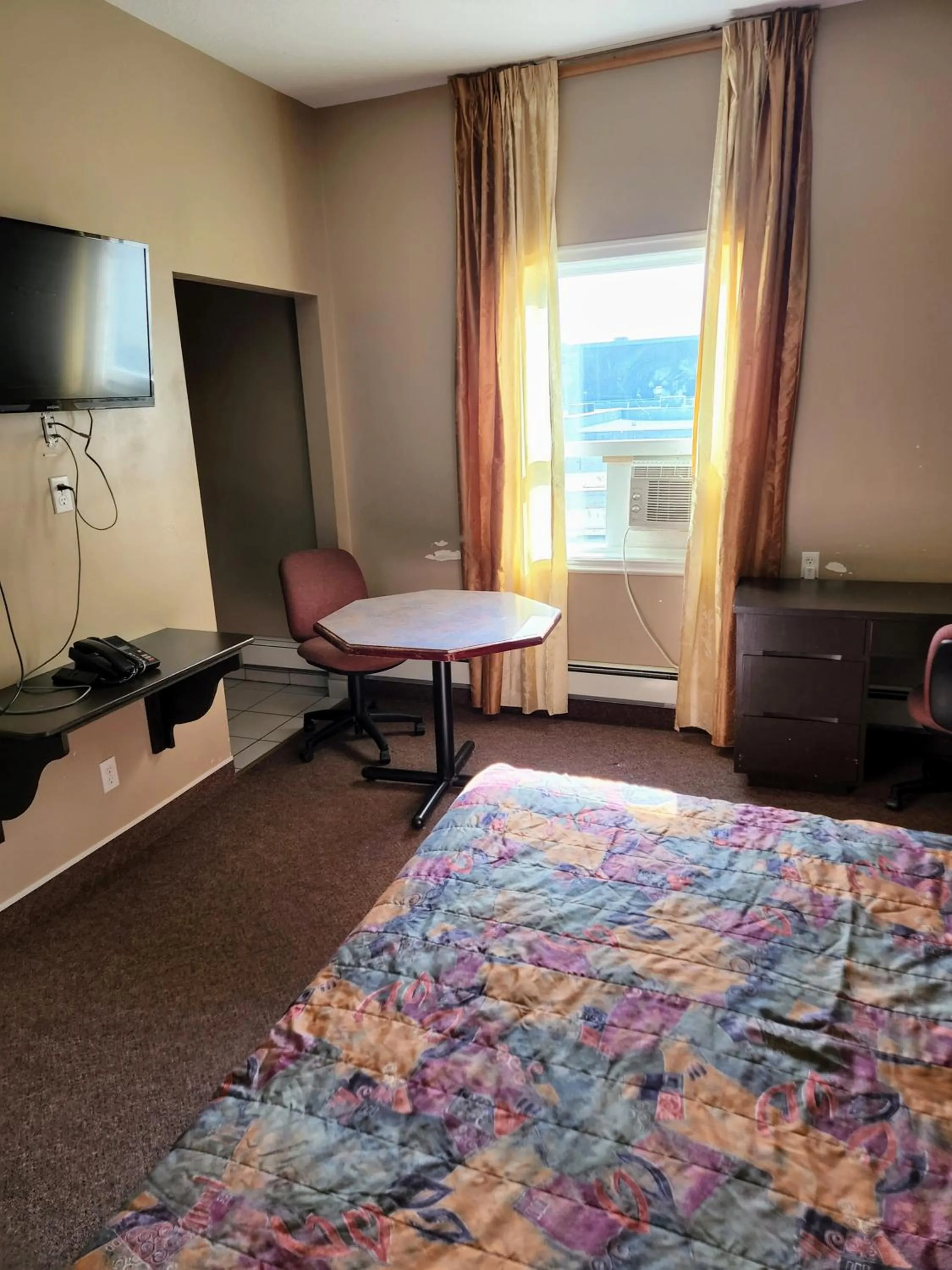 Bedroom, Bed in Bonnyville Hotel