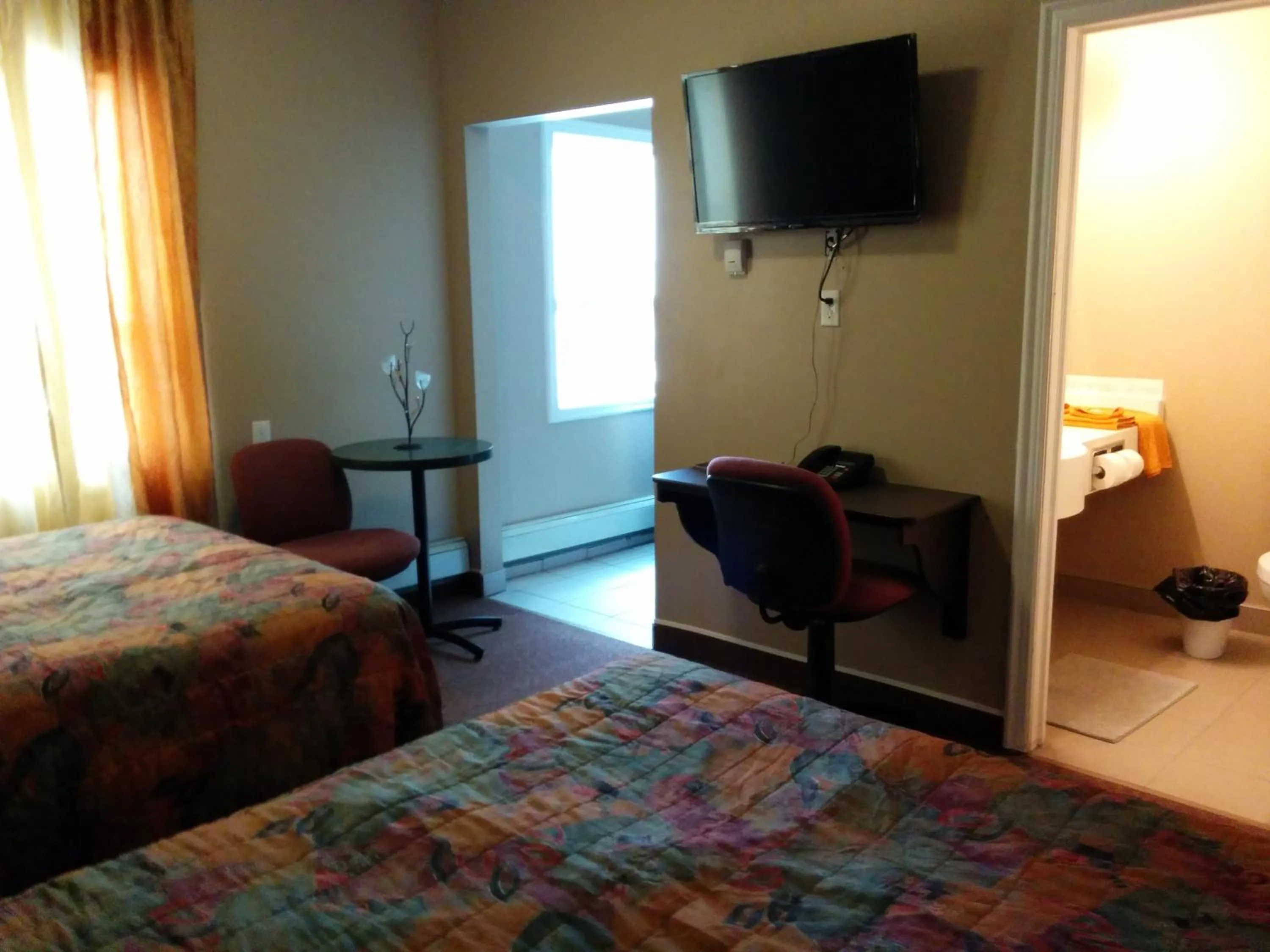 Bedroom, Bed in Bonnyville Hotel